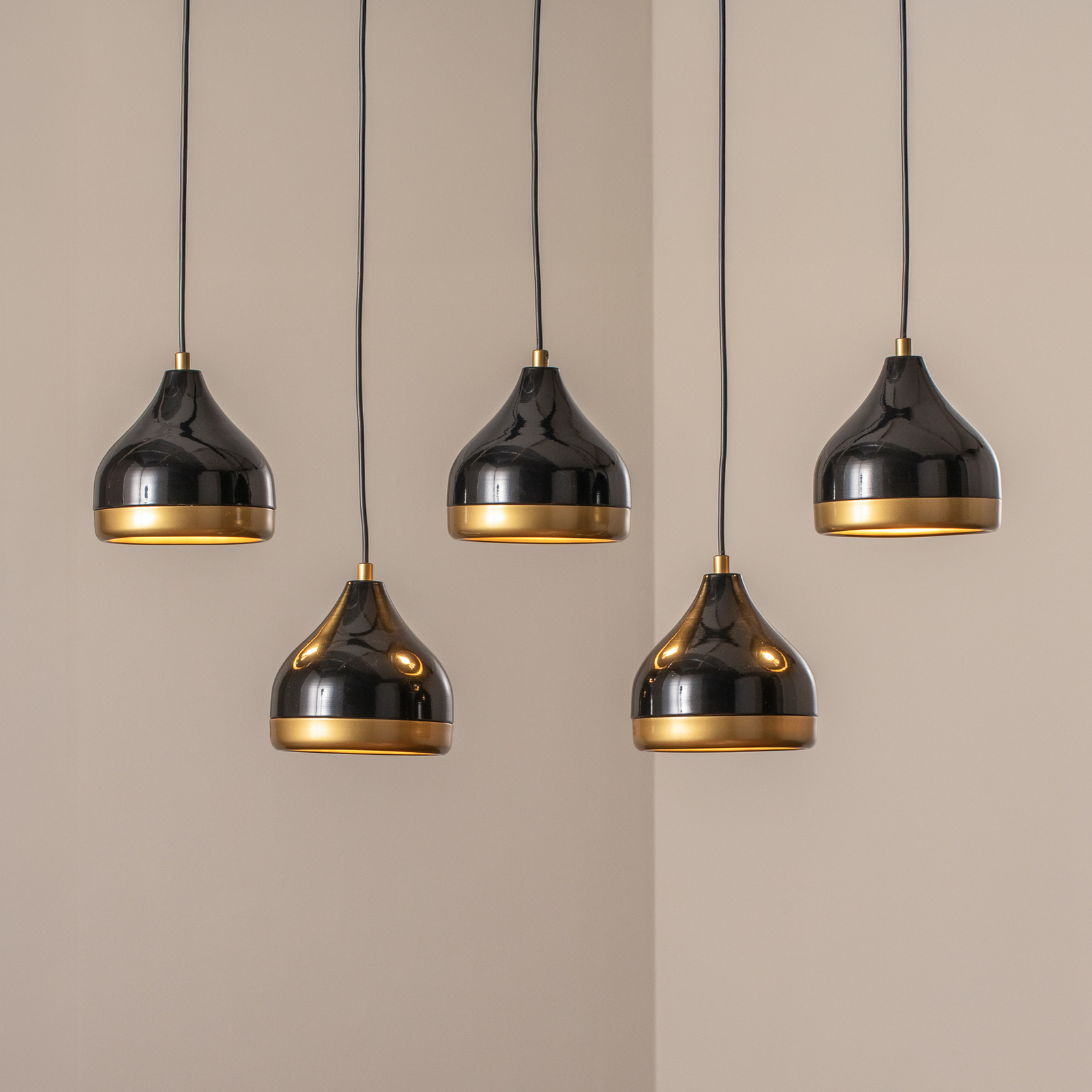 Hängeleuchte Yildo, schwarz/gold, 5-flammig. Länge 111 cm