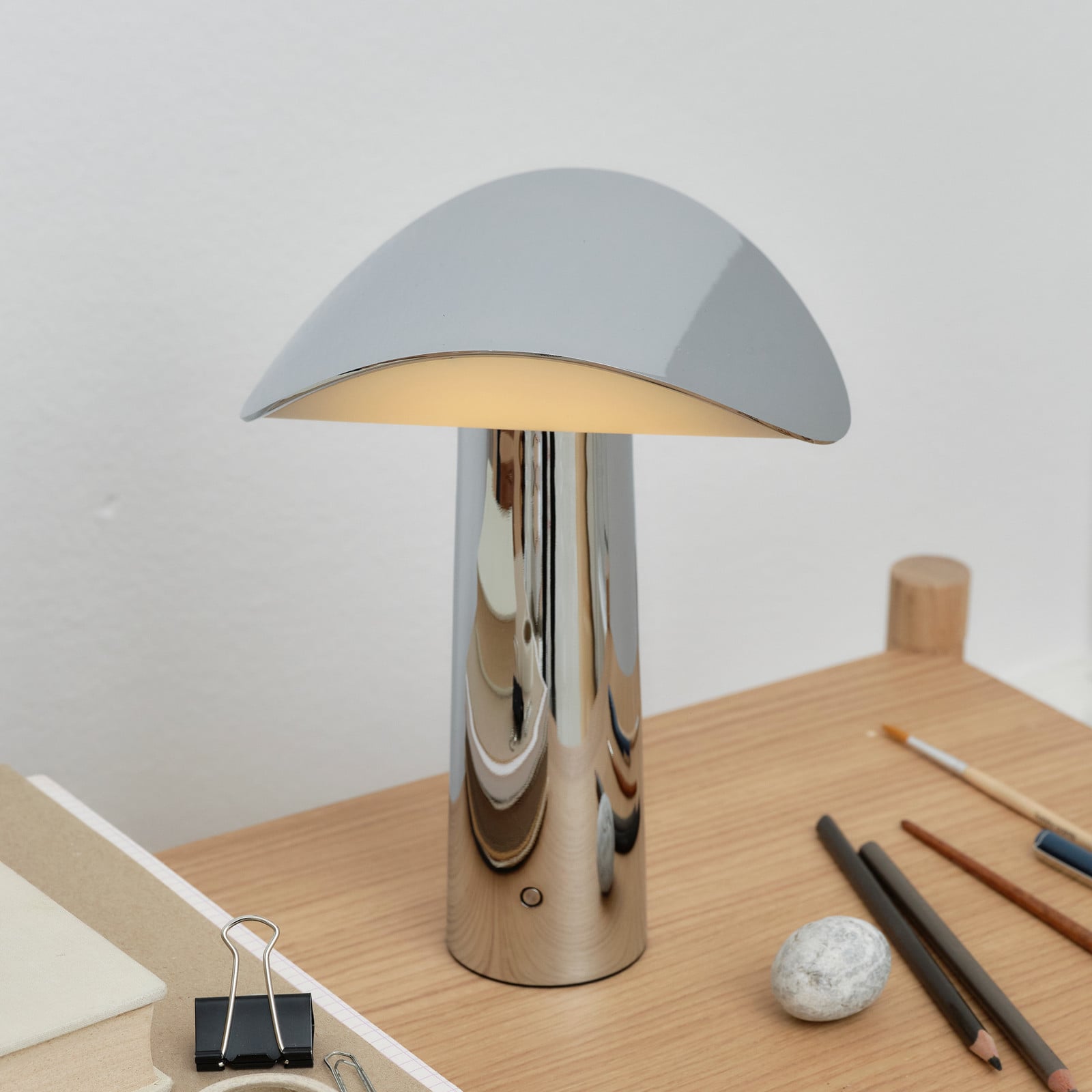 Lium LED-batteridrevet bordlampe, krom, 2.700 K, USB GEJST - Stue - Moderne - Aluminium - Med én lyskilde