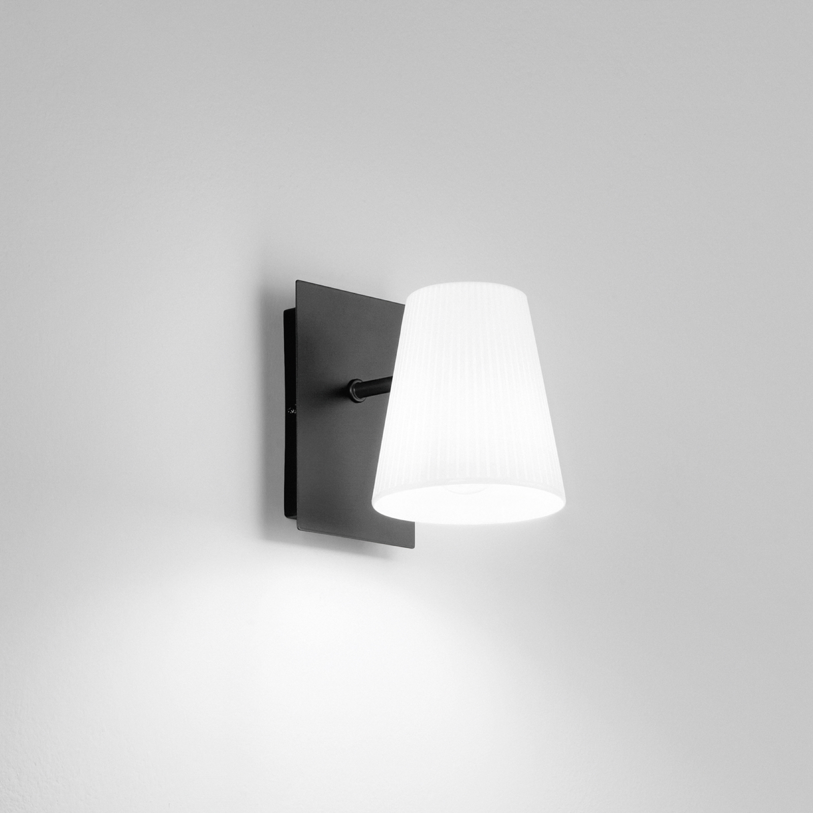 Aplique de pared Cult, blanco y negro, 11 cm de ancho, metal y tejido