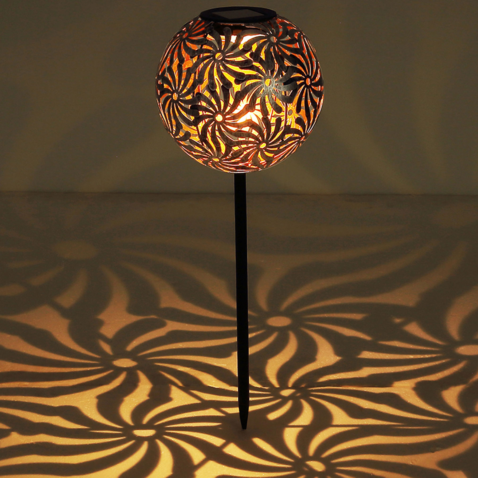 LED-Solarleuchte 33632 mit Metallkugel