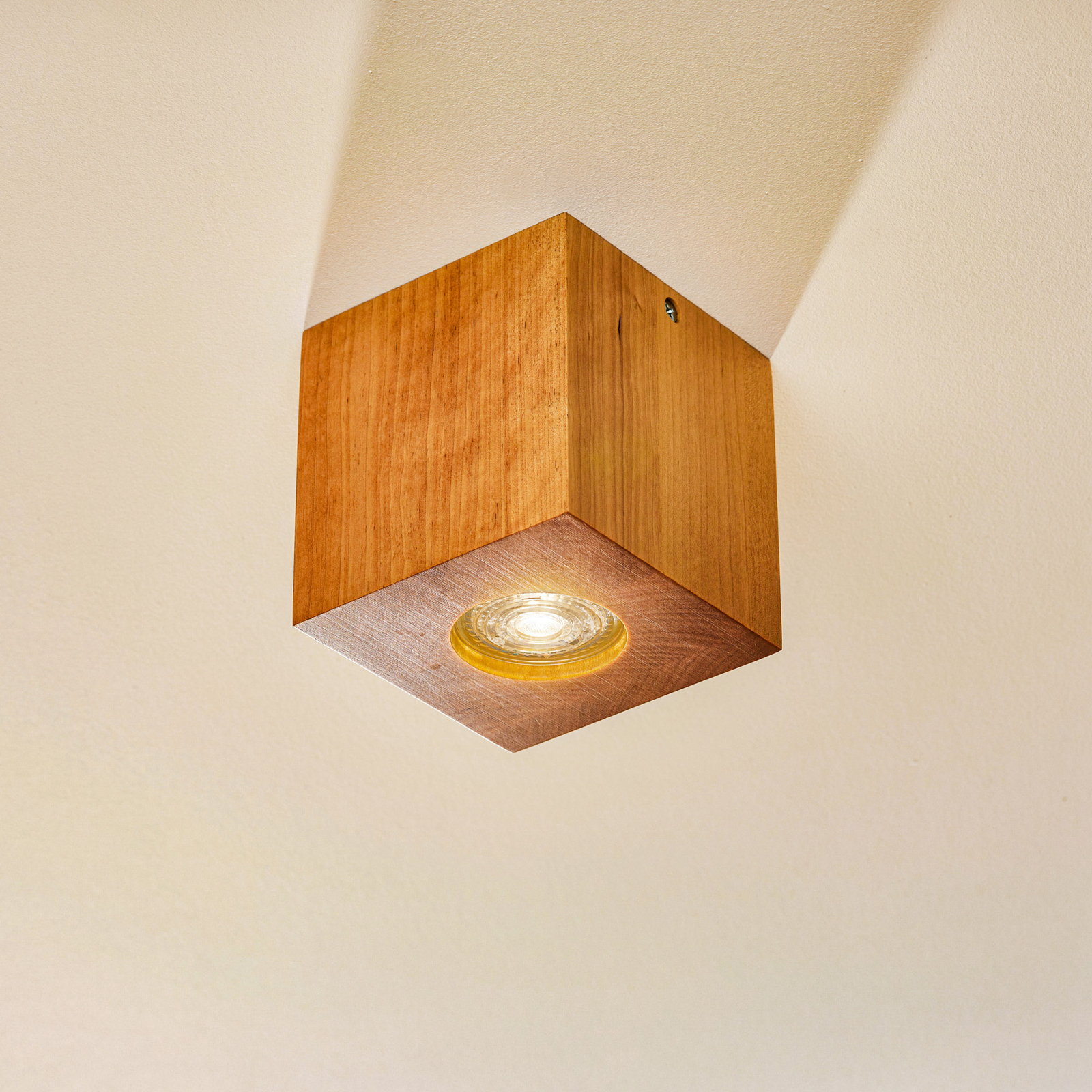 Stropné svetlo Ara ako drevená kocka
