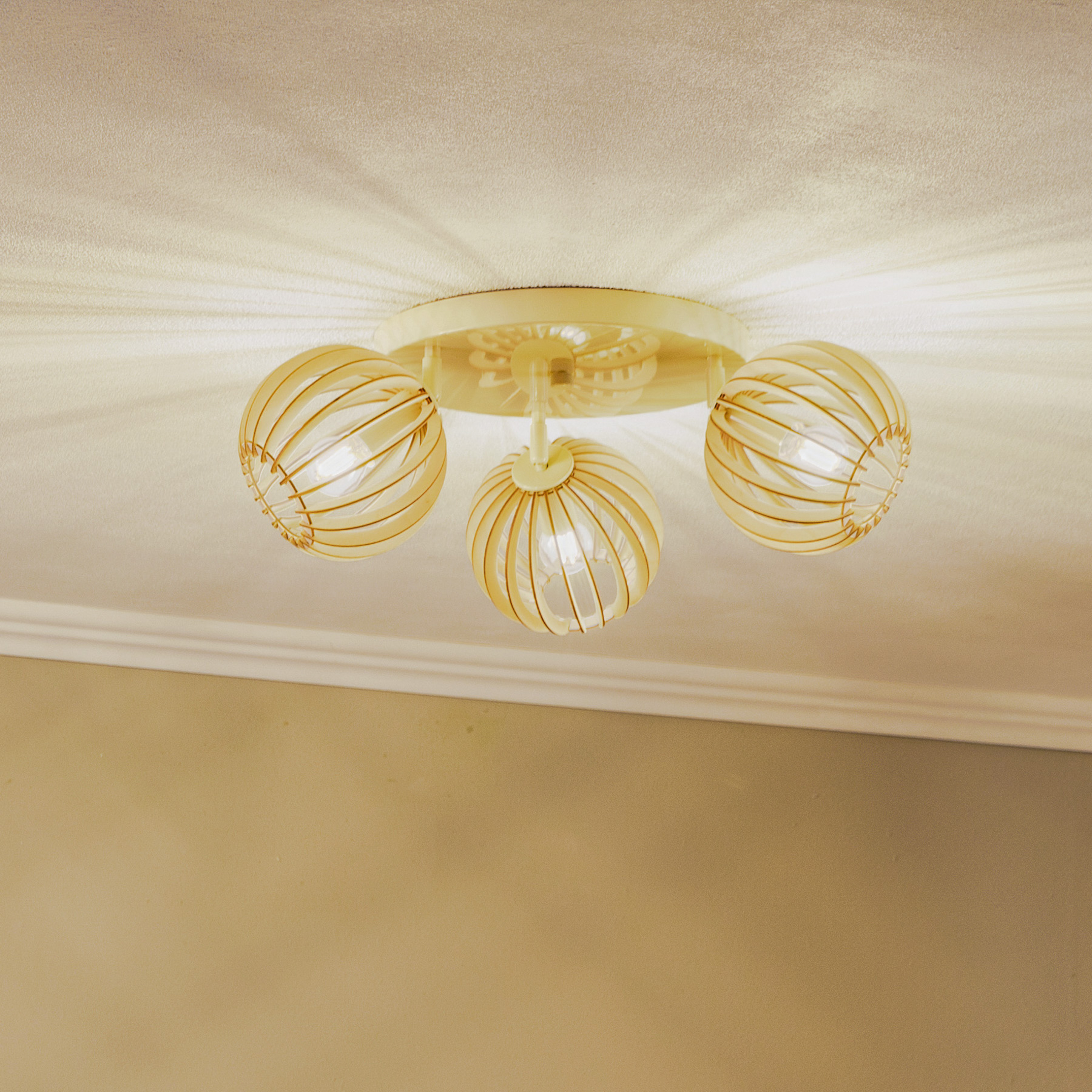 Loftlampe Paz hvid med trælameller-kugler 3 lyskilder.