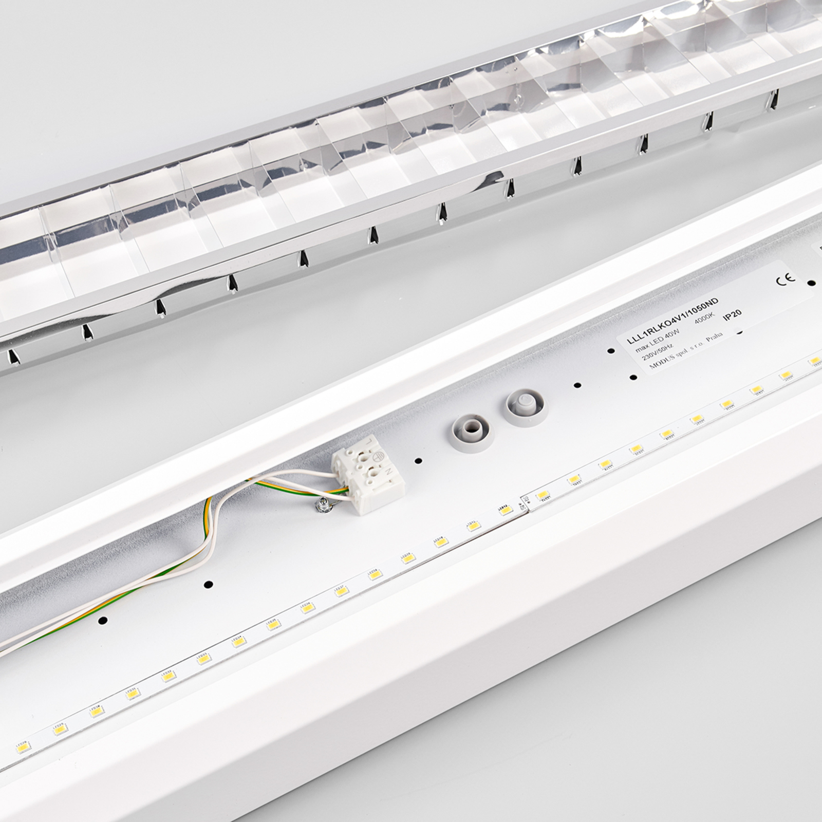 Luminaire à trame LED pour bureaux