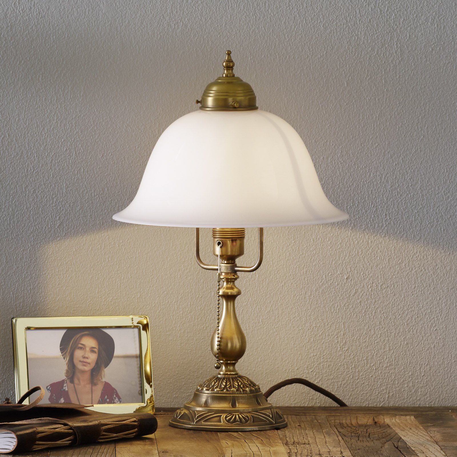 Lampada da tavolo Carolin in ottone decorato