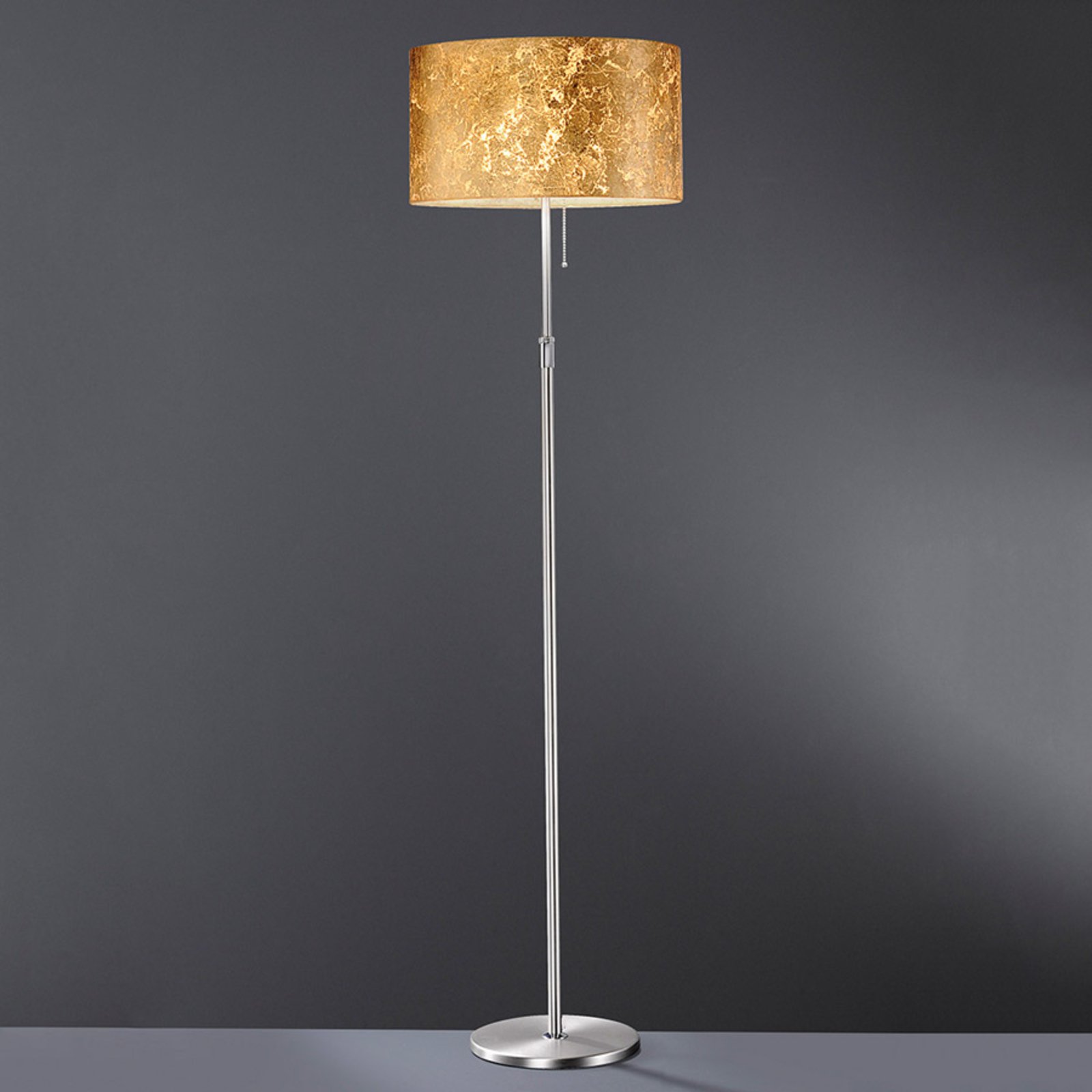 Lampa stojąca Alea Loop ze złotem płatkowym