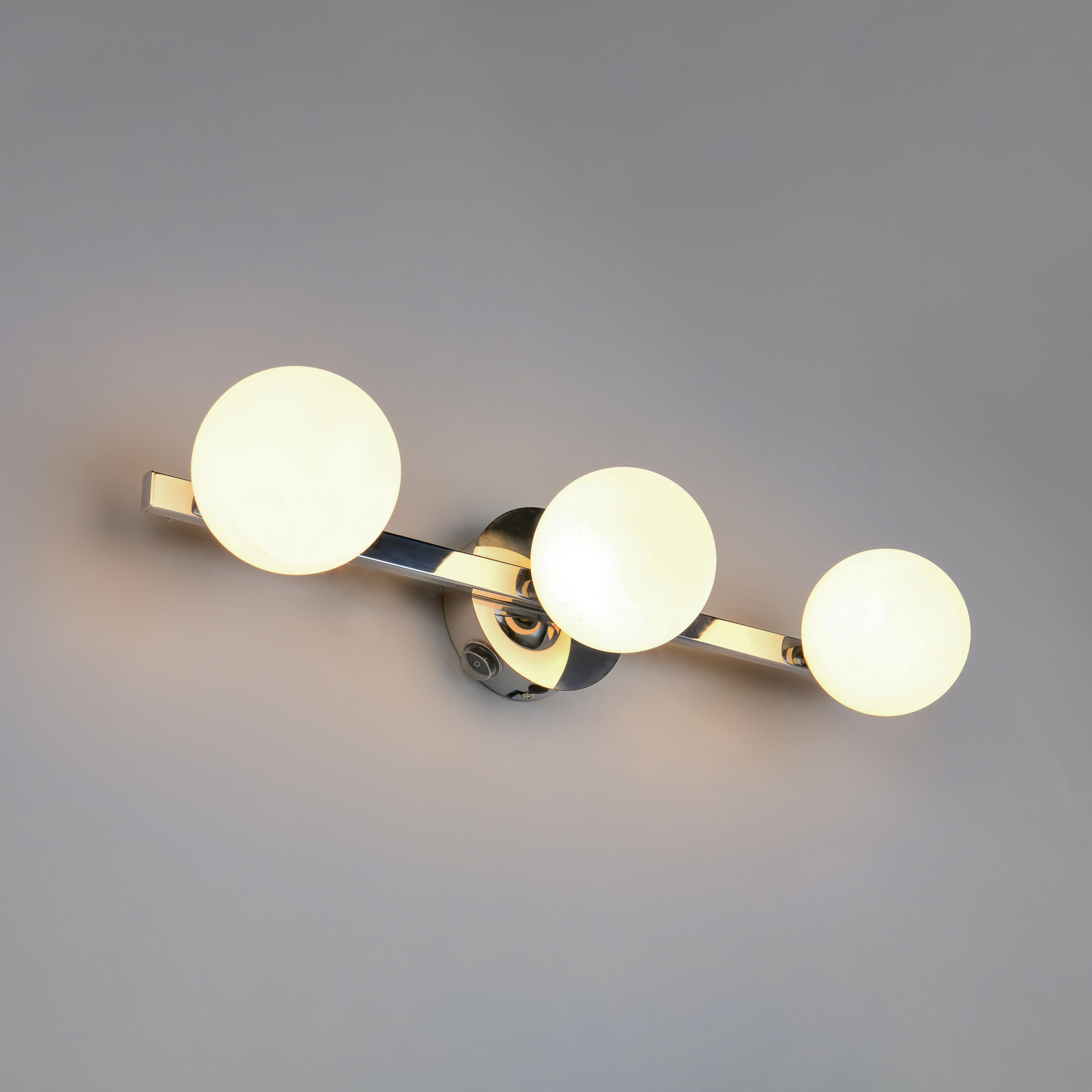 Sienas lampa „Alfio“, platums 50 cm, hromēts metāls/stikls, IP44, 3 spuldzes Sienas lampa „Alfio“, platums 50 cm, hromēts metāls/stikls, IP44, 3 spuldzes