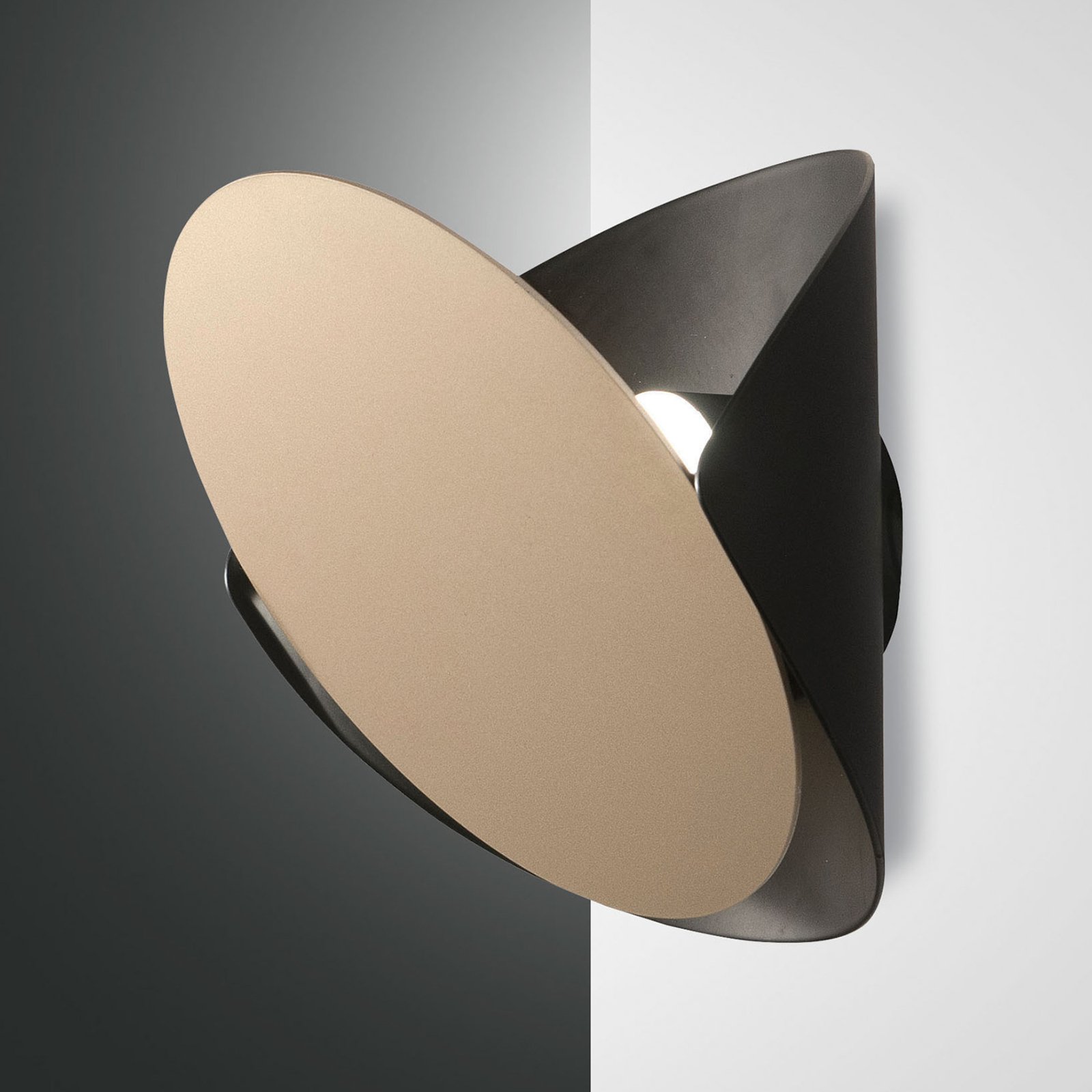Shield LED wall light, dimmable, black and gold