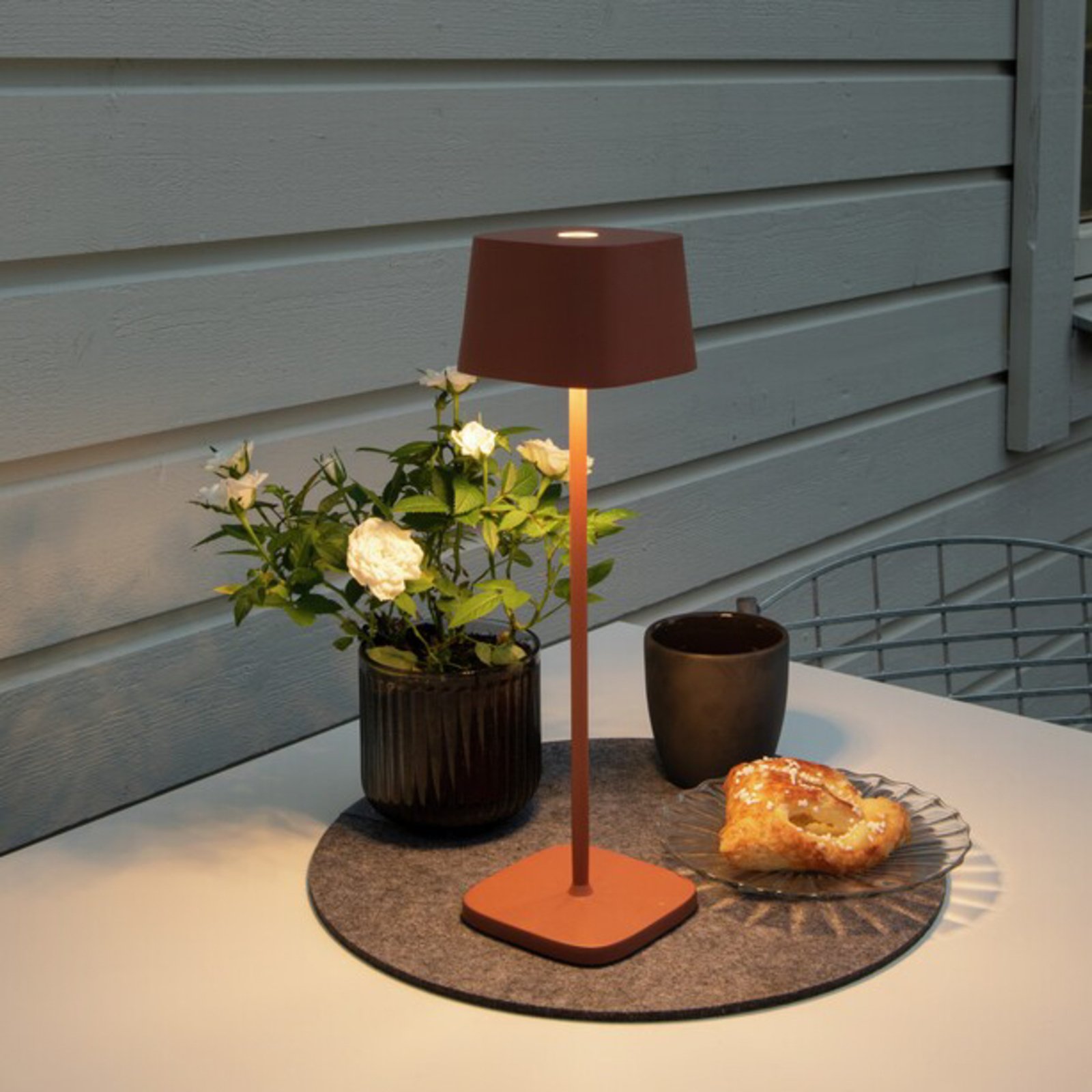 Lámpara de mesa LED Capri para exterior terracotta