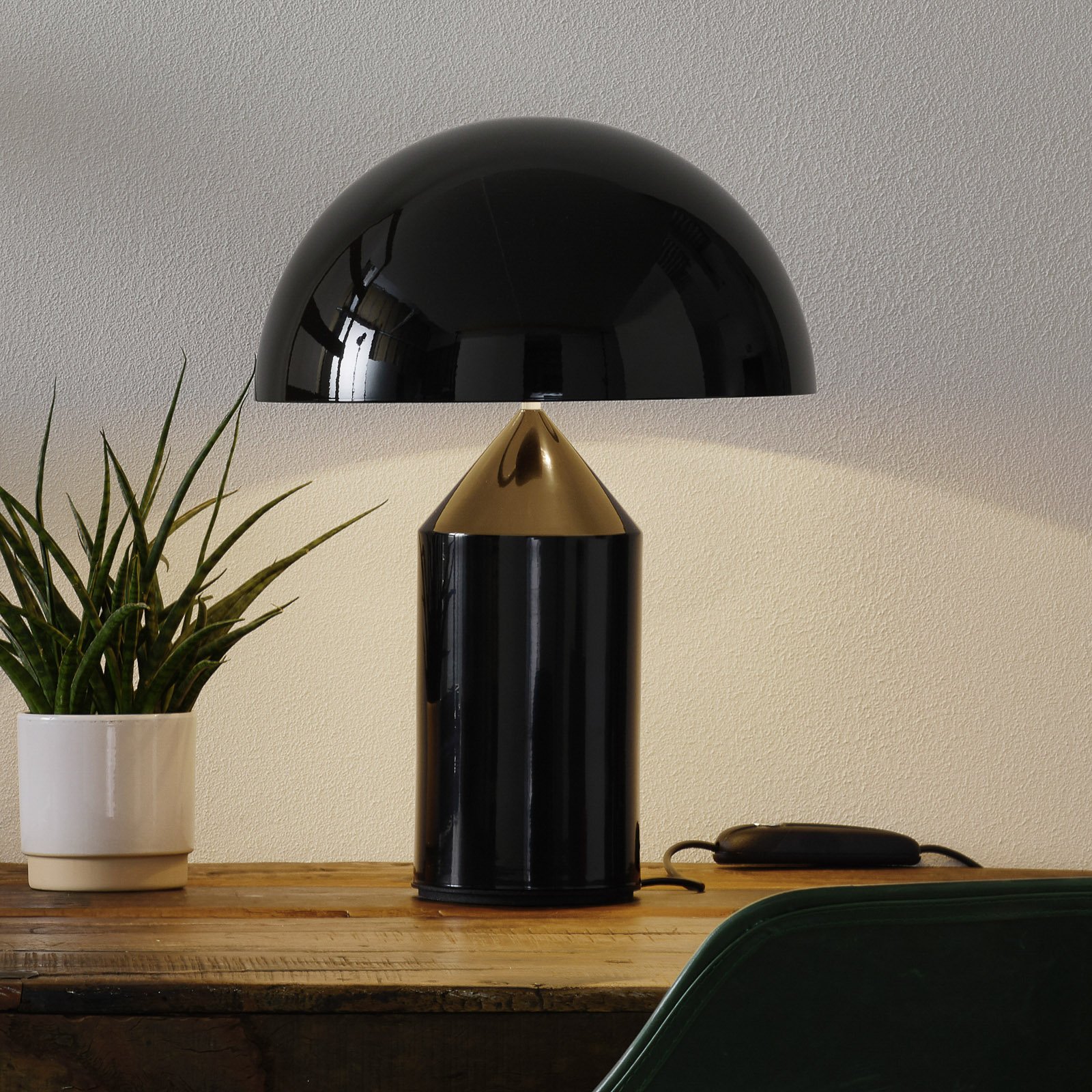 Oluce Atollo bordslampa, dimbar, Ø 38 cm, svart