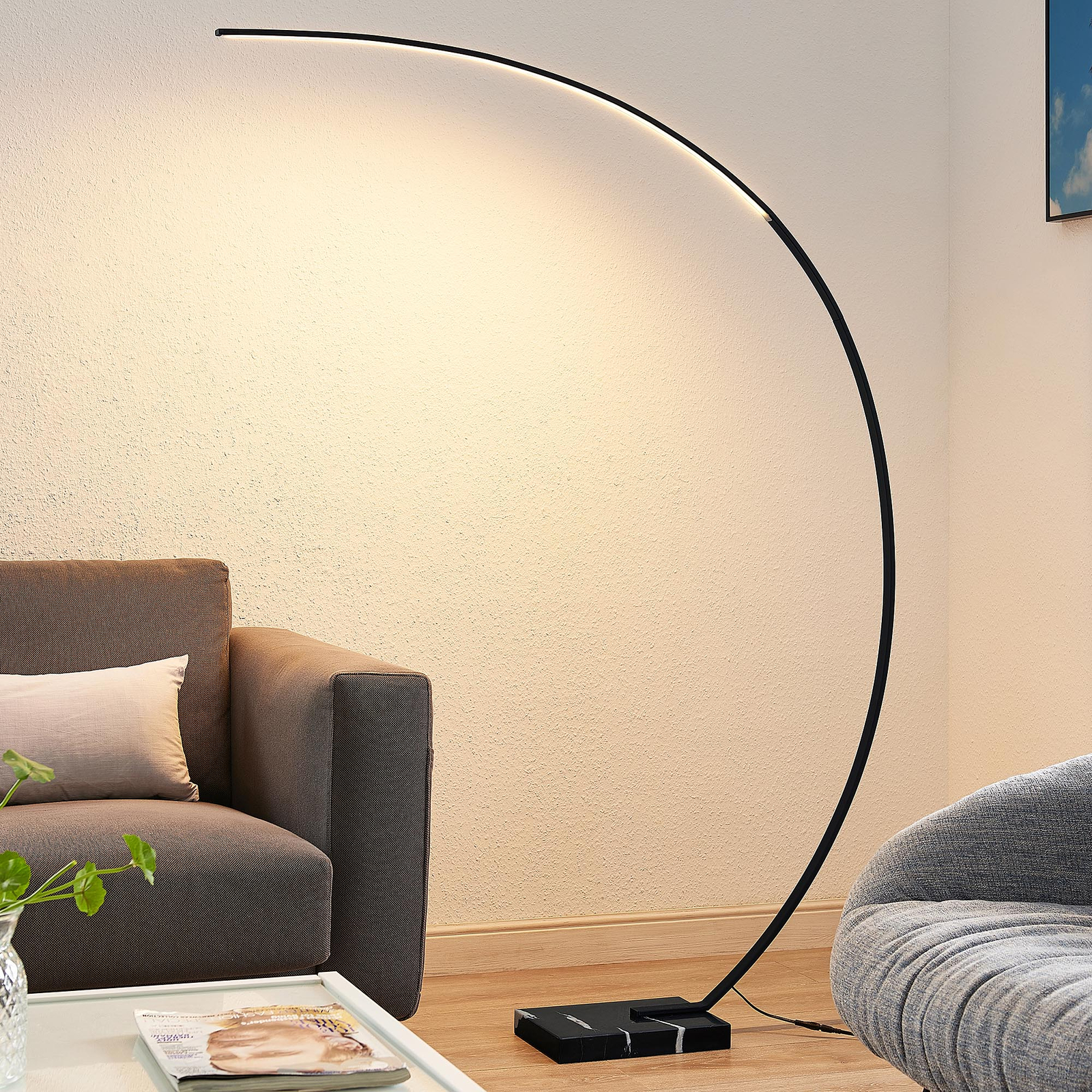 Lindby Kendra LED-båg-golvlampa, svart