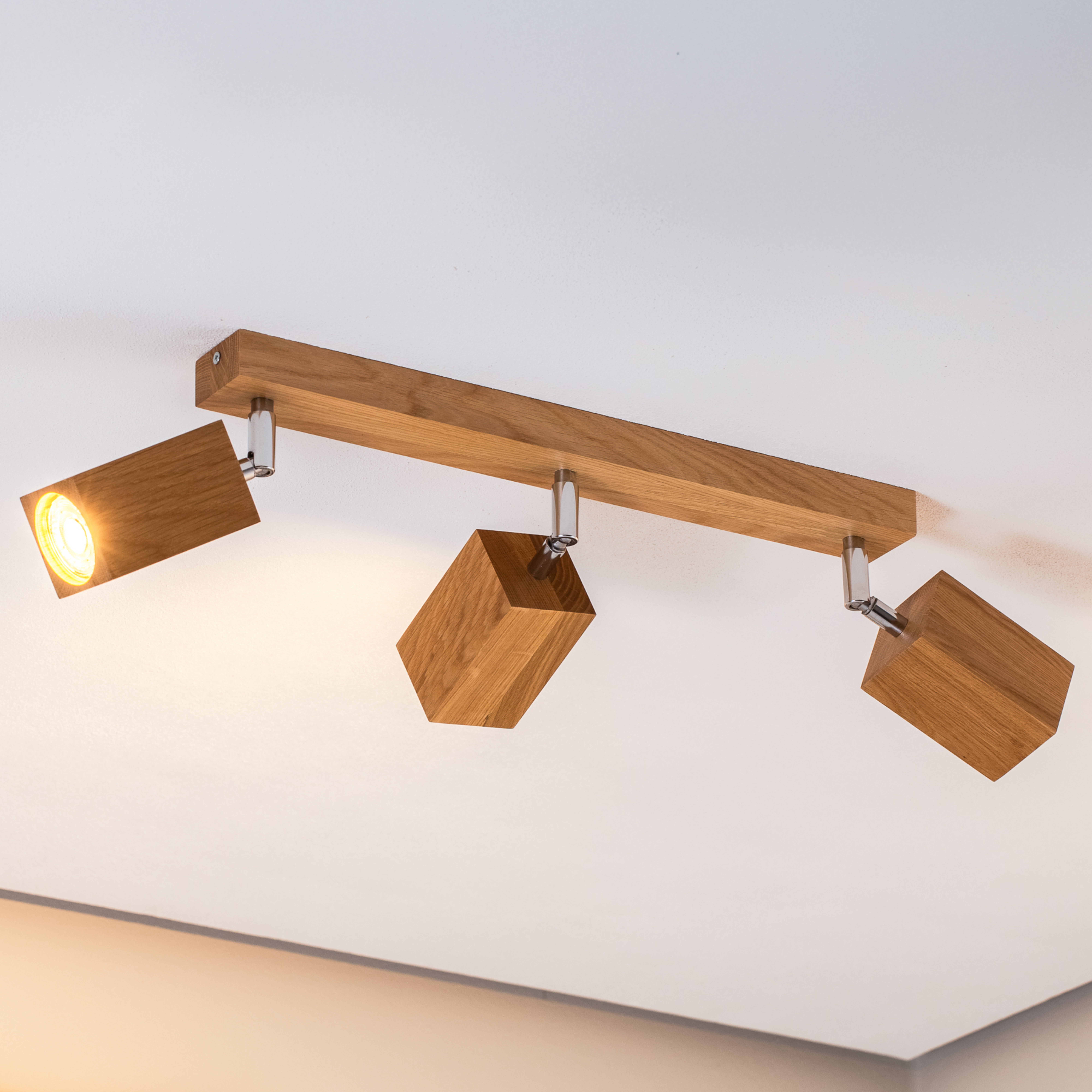 Envostar Peach Puff spot de teto cuboide de madeira com 3 luzes.