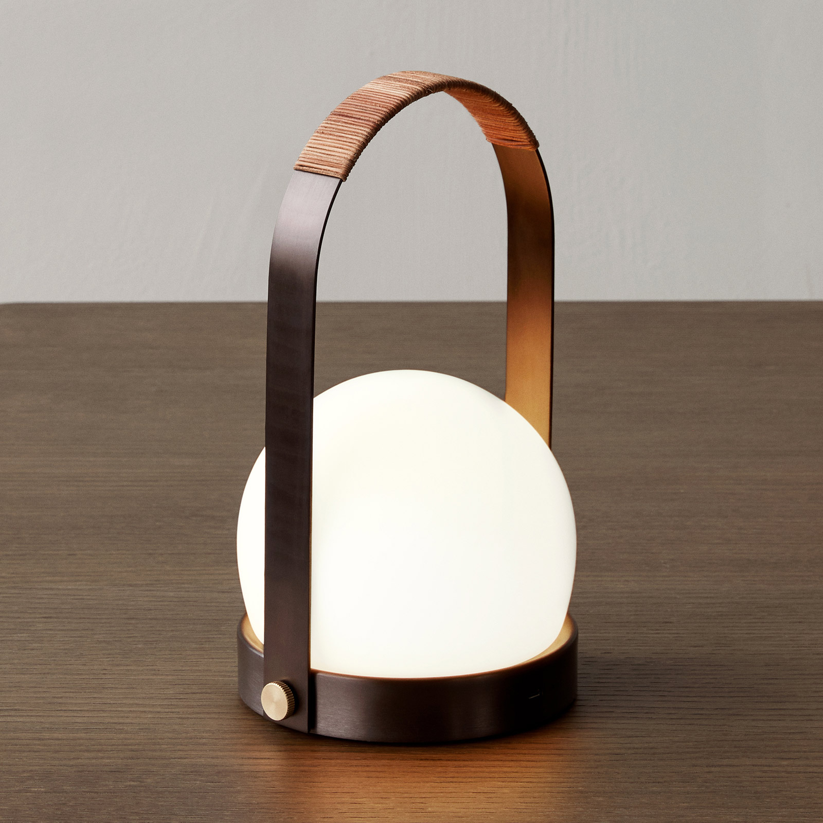 Menu Carrie table lamp rechargeable bronze/leather