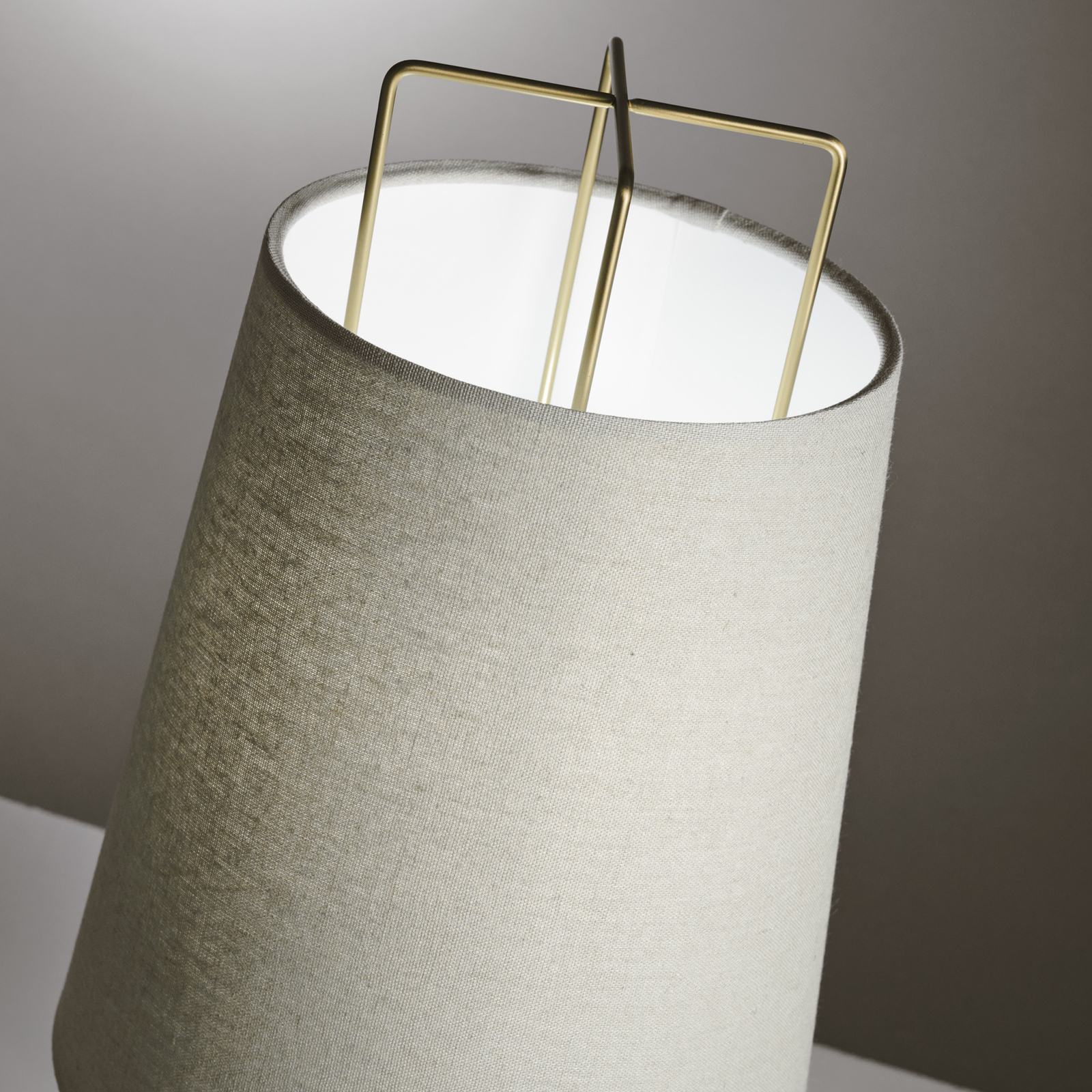 Pyra stolna lampa sa sjenilom od tkanine boje pijeska