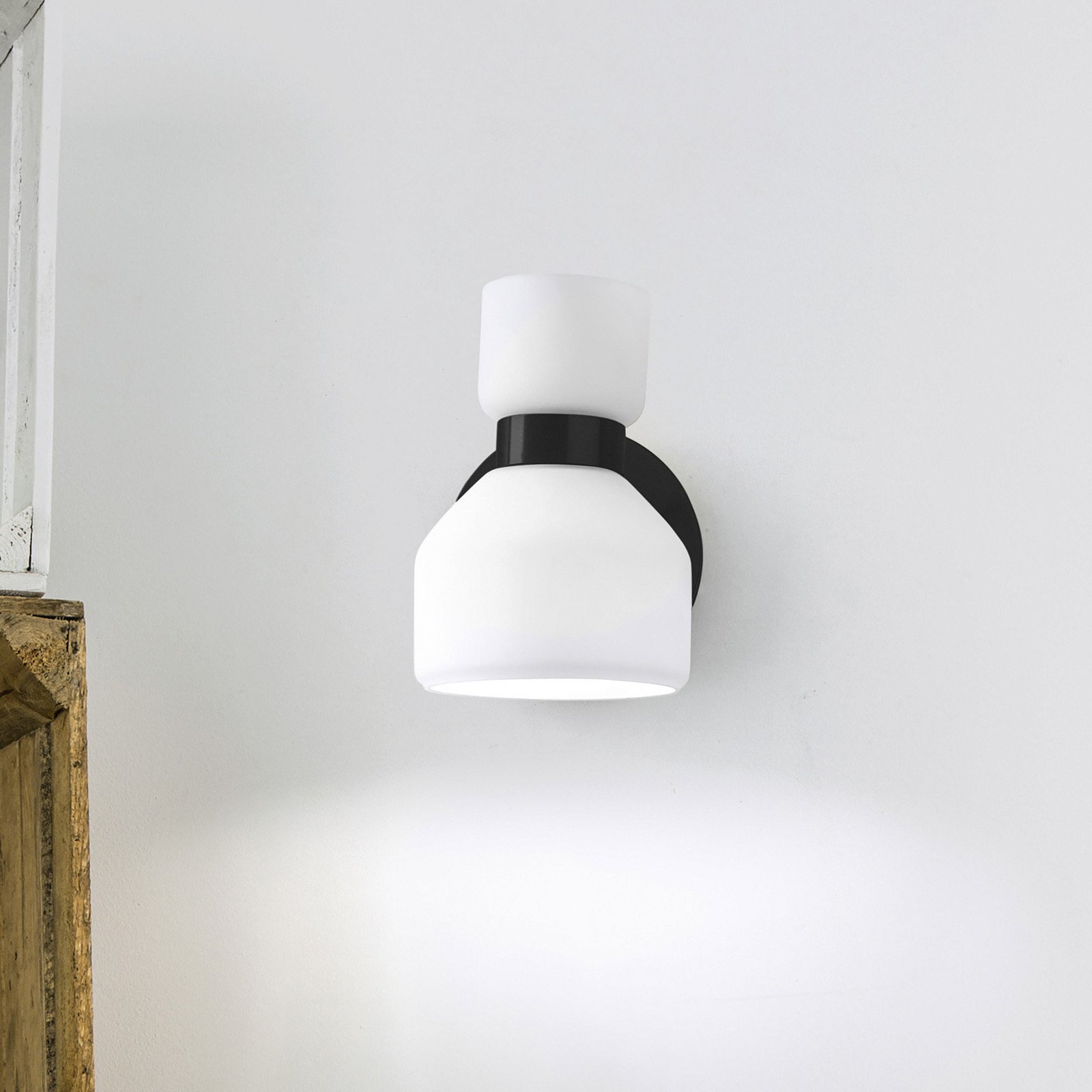 miloox by Sforzin Aplică de perete Fifty negru sticlă albă opală reglabilă - dormitor - design - negru alb opal