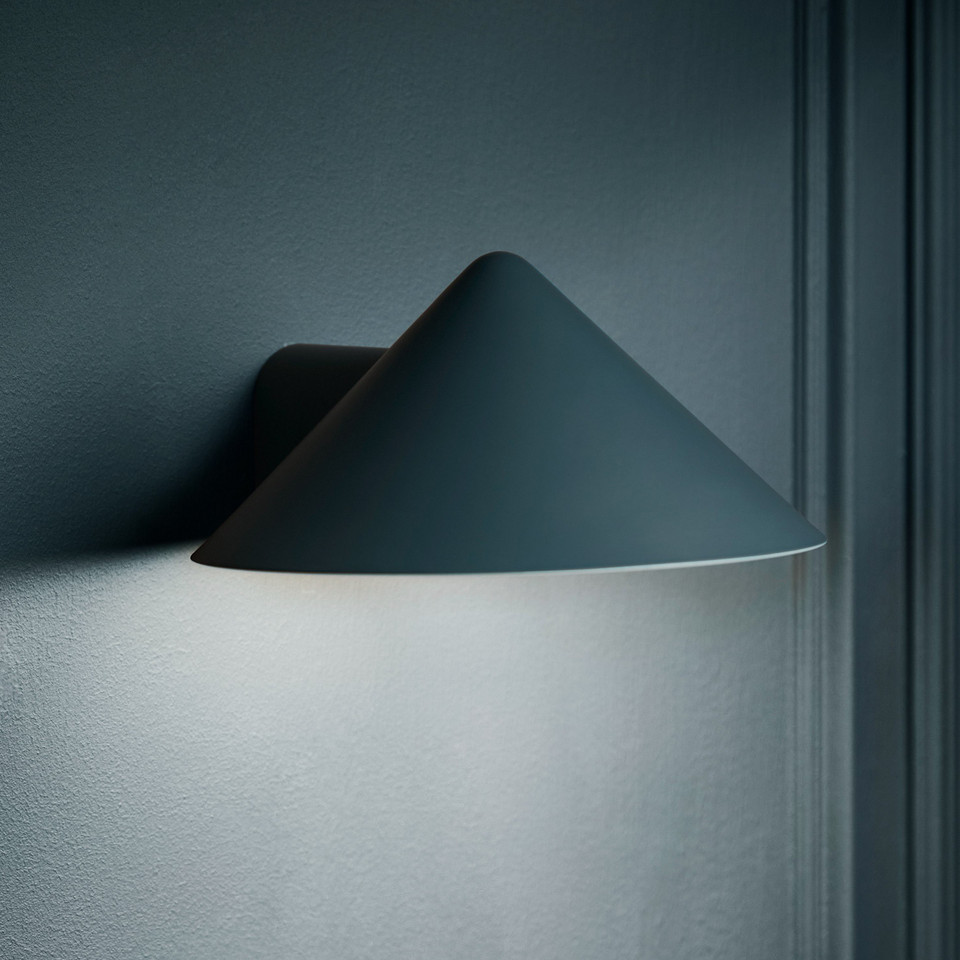 Frandsen Grasp LED-laddningsbar vägglampa Petrol, blå från Frandsen