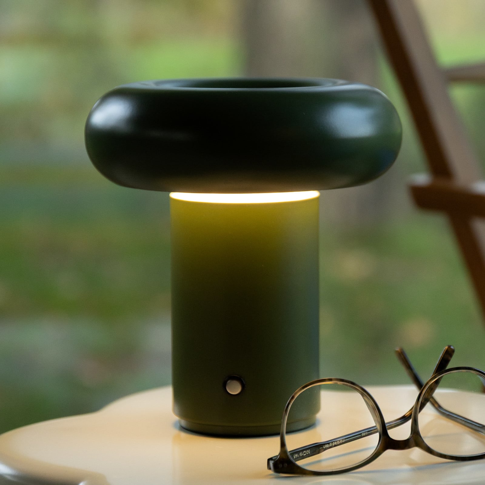 Lampe à poser LED portable Glimpse, vert mousse, IP44 - &Klevering - Chambre à coucher - Design - Métal - À ampoule unique Lampe à poser LED portable Glimpse, vert mousse, IP44 - &Klevering - Chambre à coucher - Design - Métal - À ampoule unique