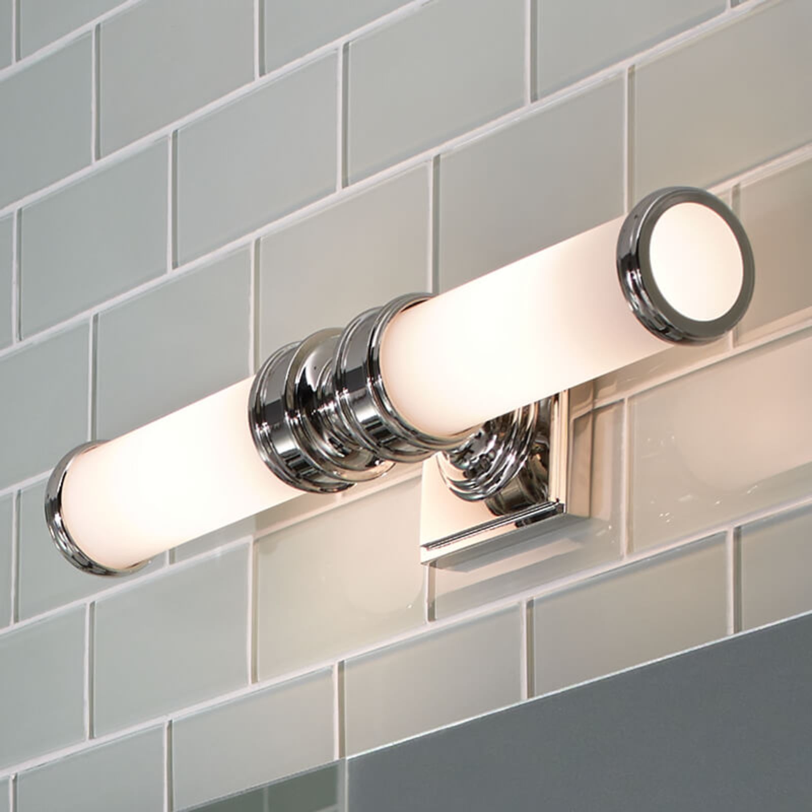 Payne Applique a LED cromata, altezza 49 cm, a 2 luci, IP44 - FEISS Payne Applique a LED cromata, altezza 49 cm, a 2 luci, IP44 - FEISS