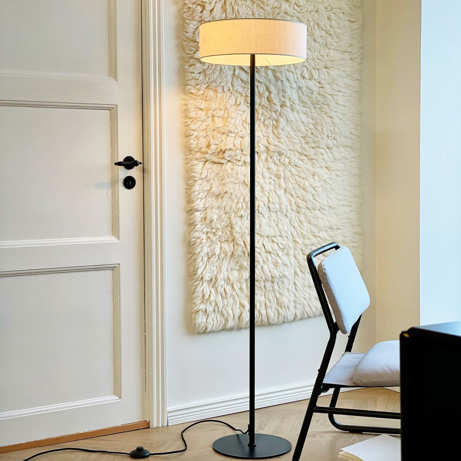 Dyberg Larsen podna lampa Calix, crna/prirodna, 150 cm