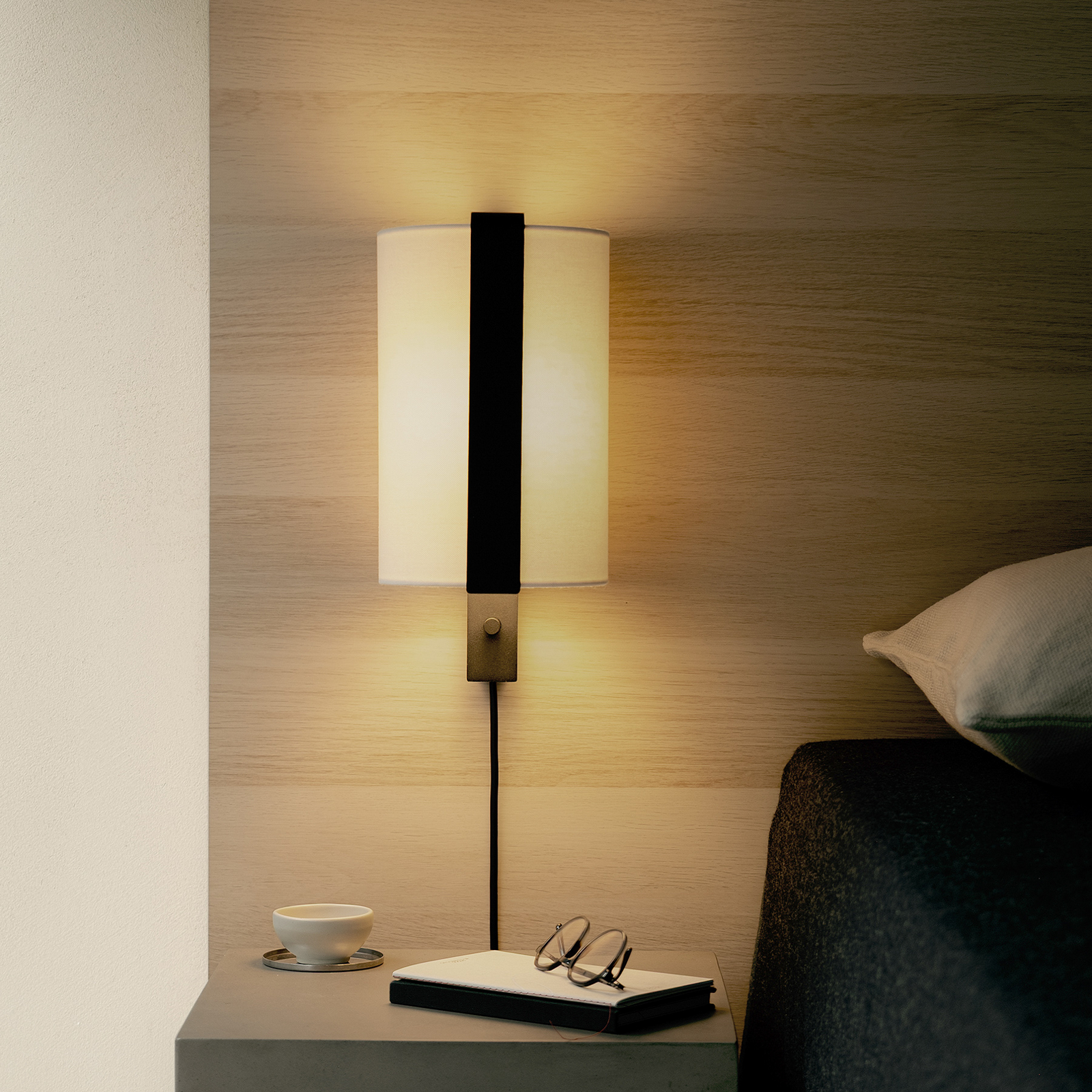 Candeeiro de parede OKOLO preto, Ø 16 cm, metal/tecido, E27-LED - GRUPA Candeeiro de parede OKOLO preto, Ø 16 cm, metal/tecido, E27-LED - GRUPA