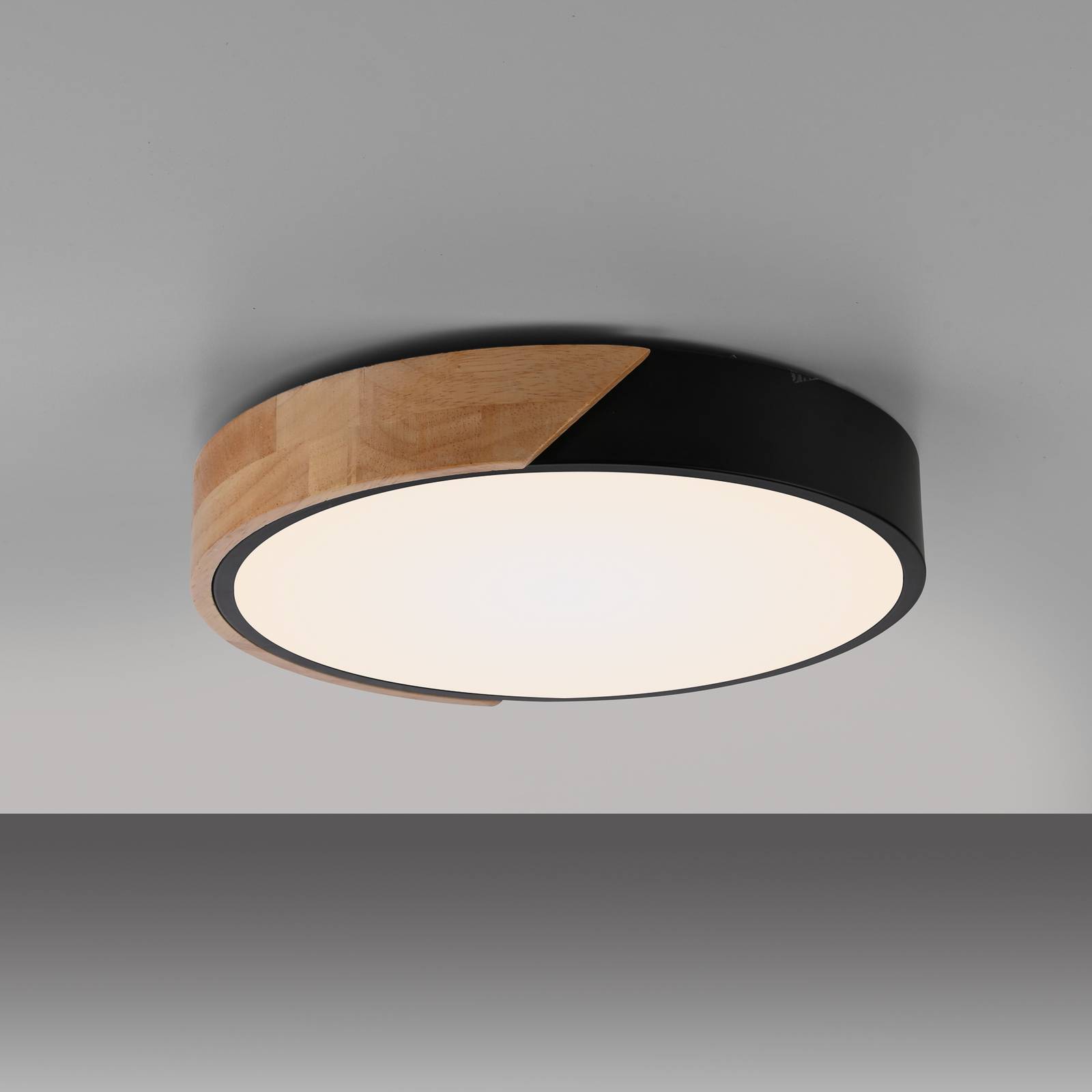 JUST LIGHT. Lampa sufitowa LED Bila, czarna, Ø 32 cm, drewno