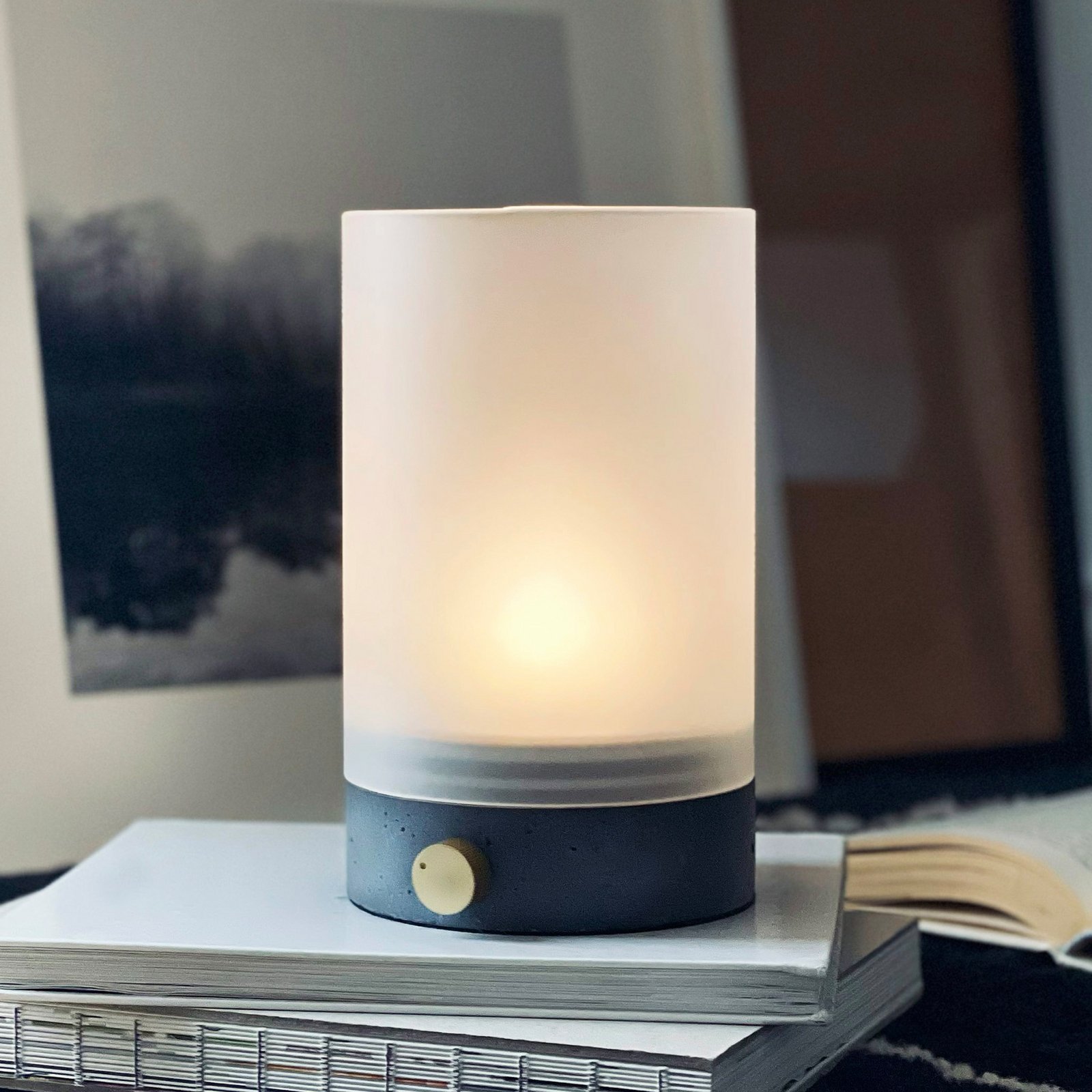 Candeeiro de mesa LED recarregável Dyberg Larsen Cozy, altura 20,5 cm, betão