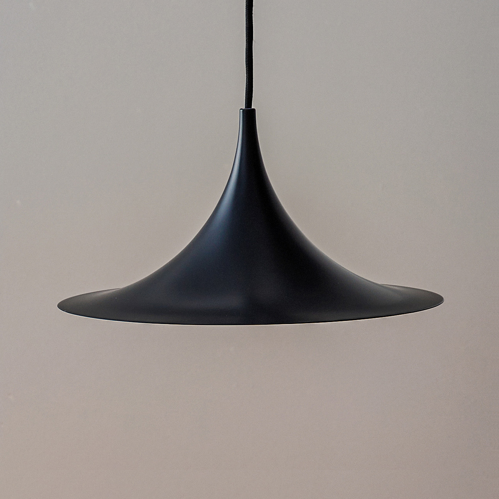 GUBI Semi závesná lampa Ø 30 cm čierna