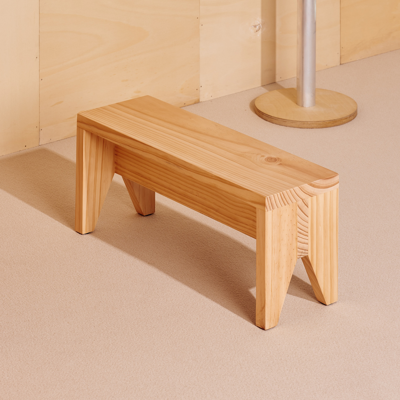 Manolito stolička, borovicové drevo prírodné, 60 x 20 x 25 cm - HAY Manolito stolička, borovicové drevo prírodné, 60 x 20 x 25 cm - HAY