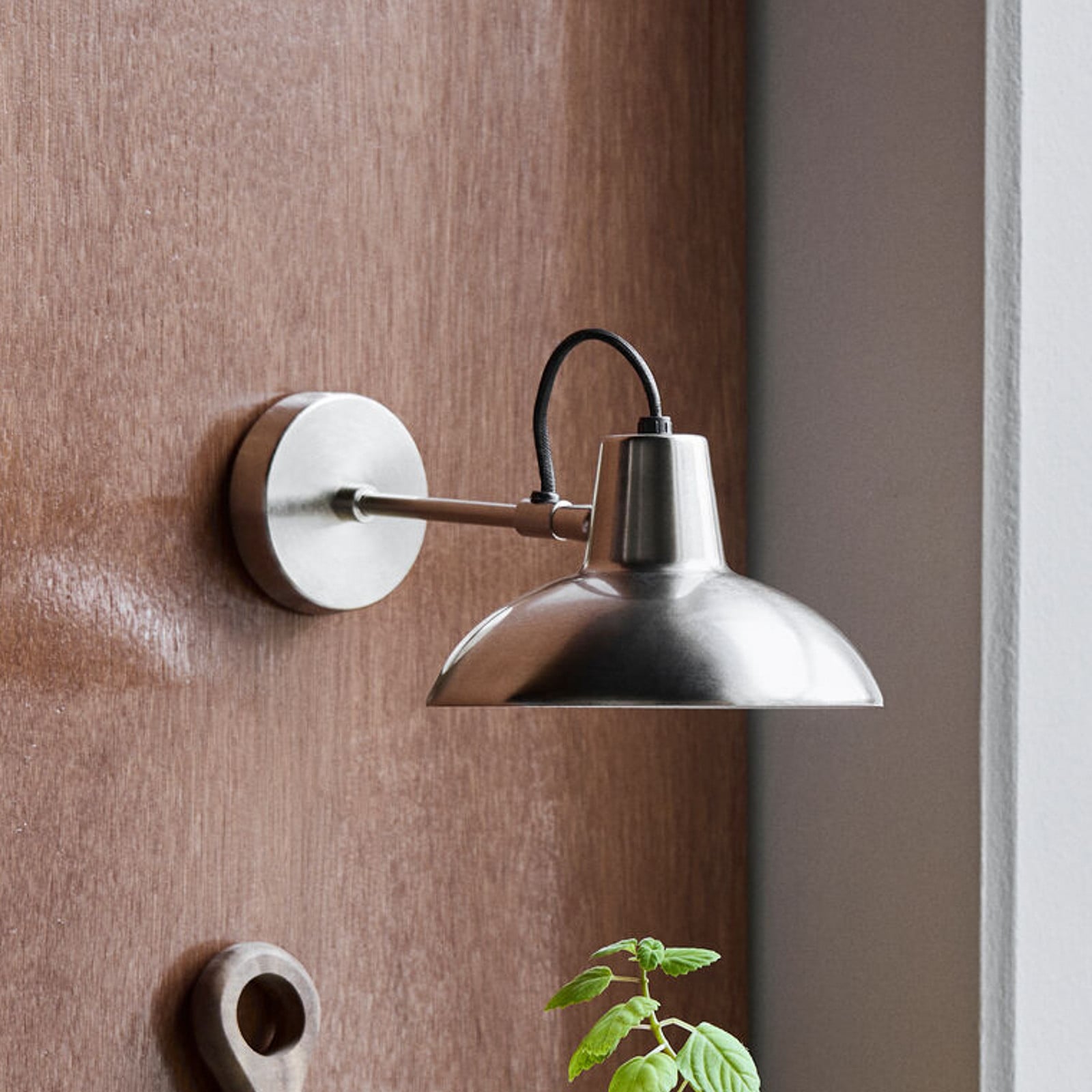 Desk vägglampa, silver, utsträckning 30 cm, stickkontakt – House Doctor - Sovrum - Design - Metall - Med en ljuskälla