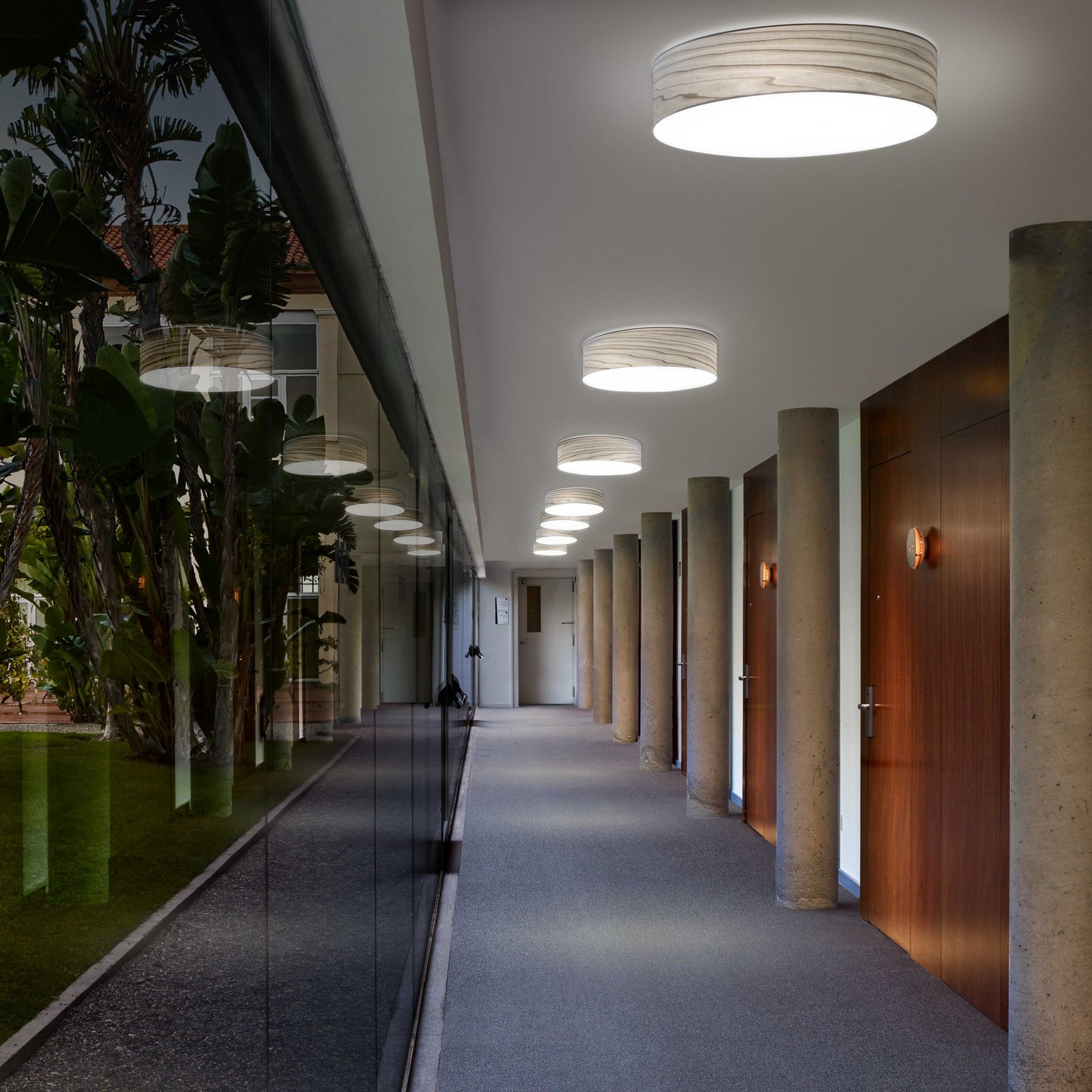 LZF LED-vegglampe Gea, grå, Ø 42 cm, tre