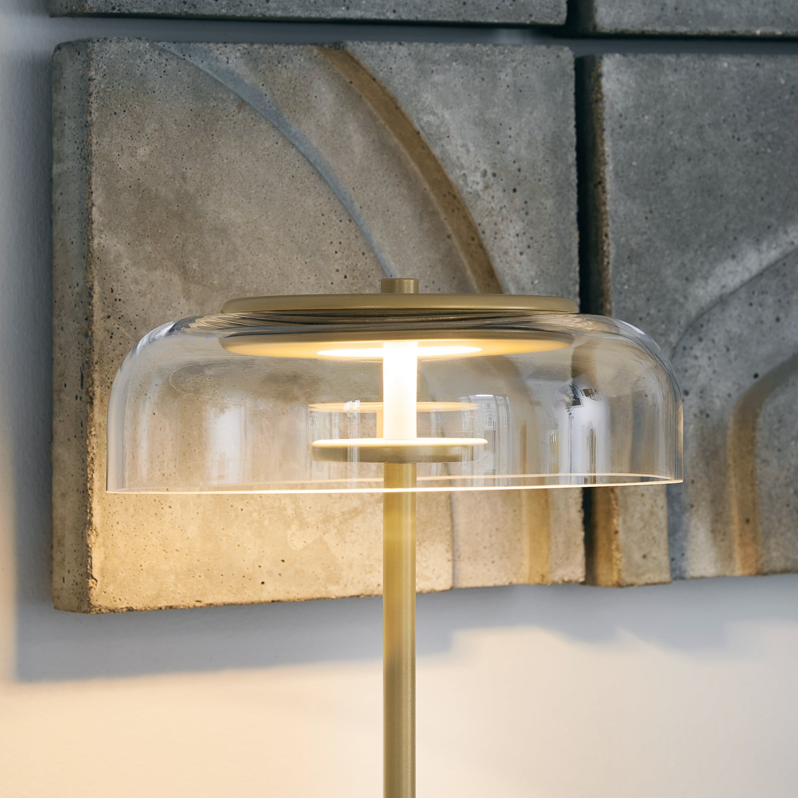 Nuura LED stolní lampa Blossi, výška 43 cm, zlatá/čirá