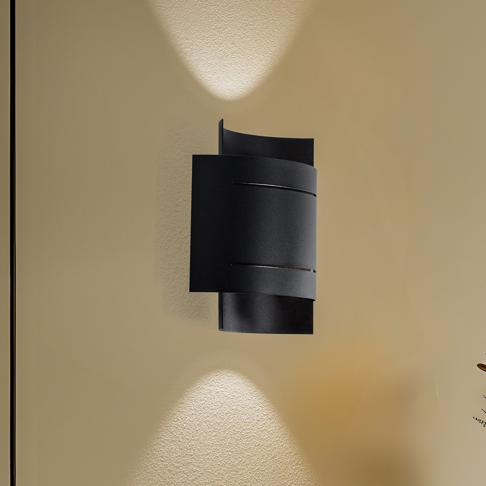 Euluna Isotta wall light, semicircular, black