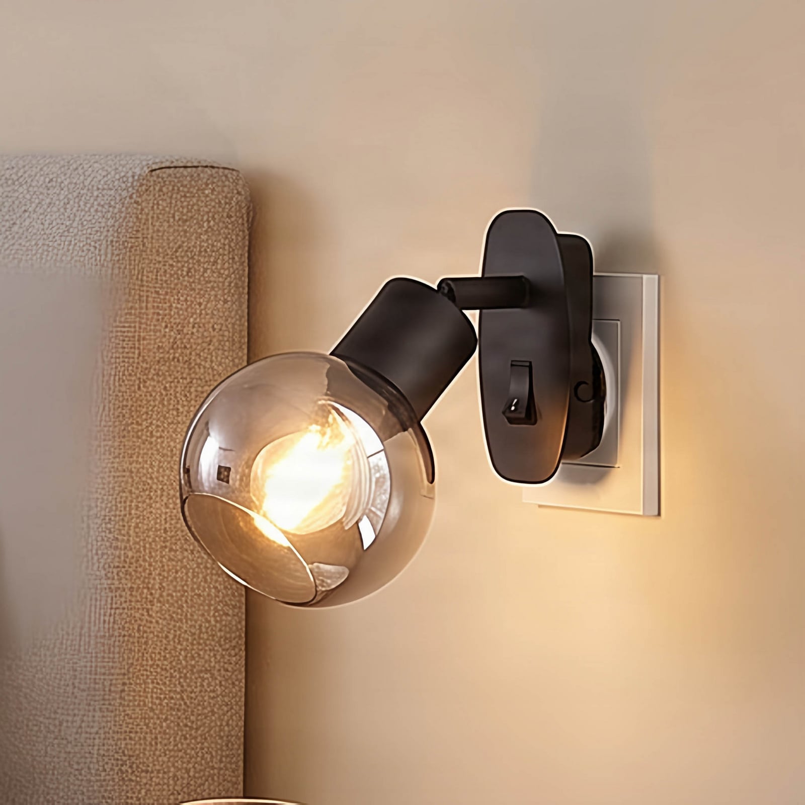 Lindby Lioma stopcontactlamp, draaibaar, zwart