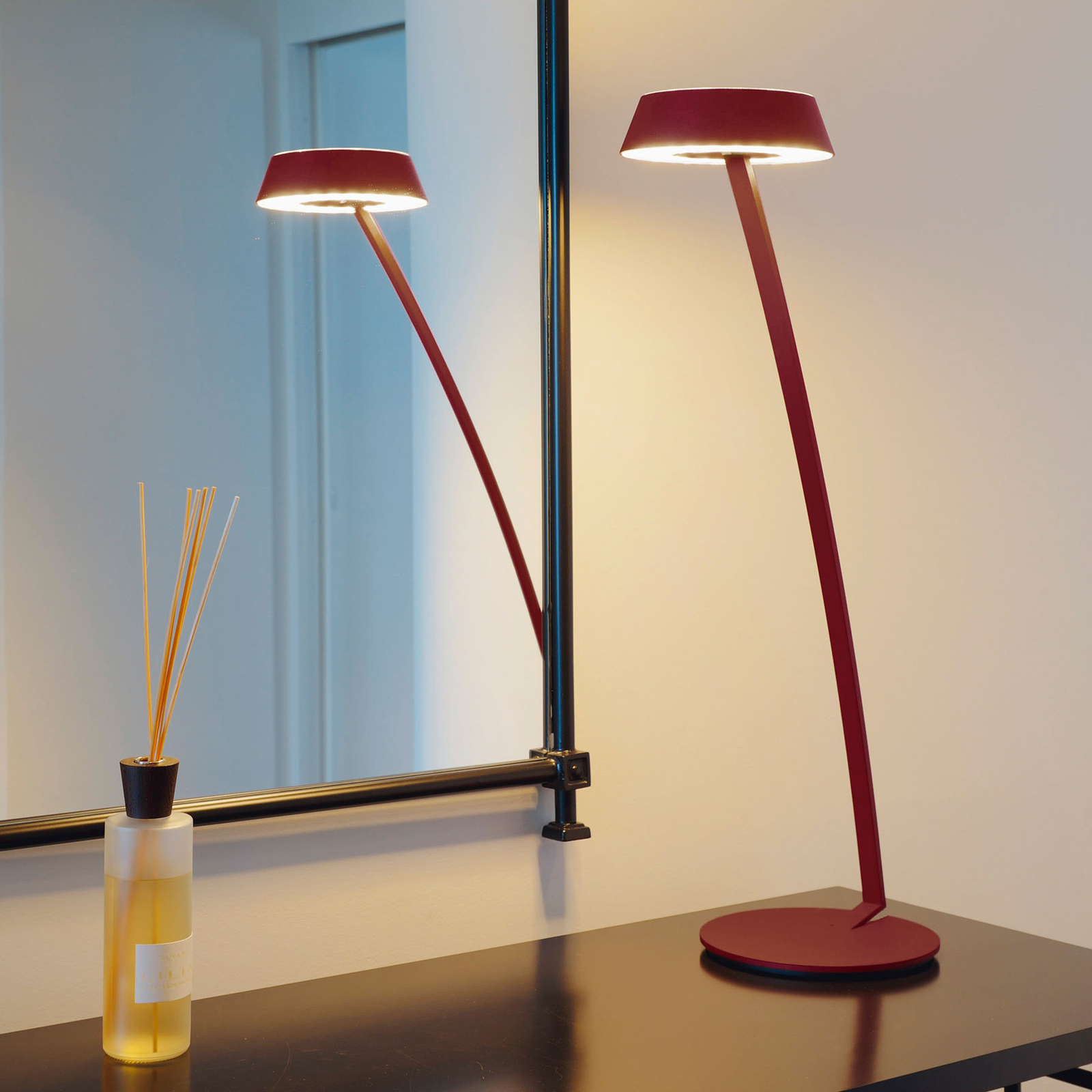 OLIGO Glance LED-bordlampe bøyd, rød matt
