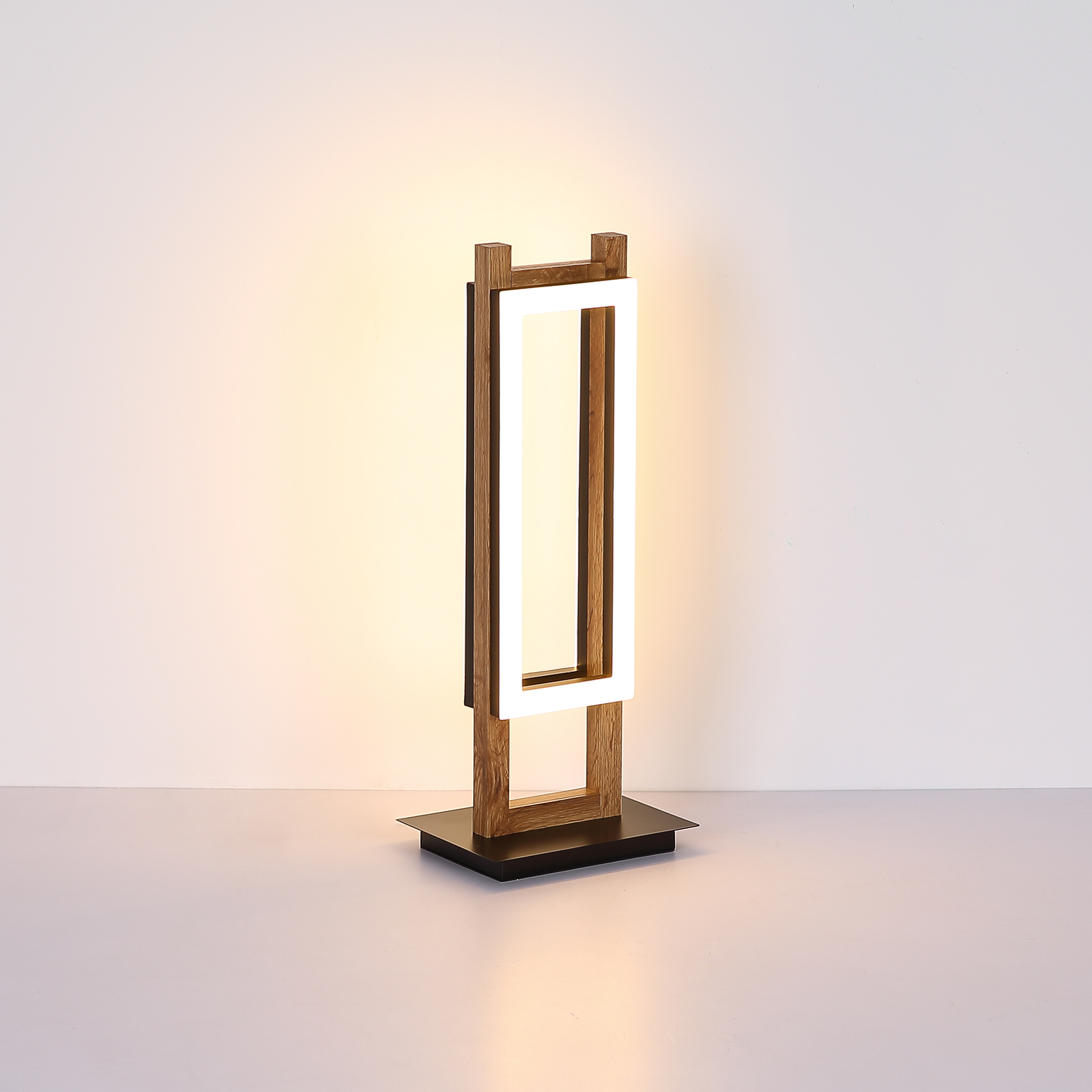 LED настолна лампа Illa в дървен дизайн