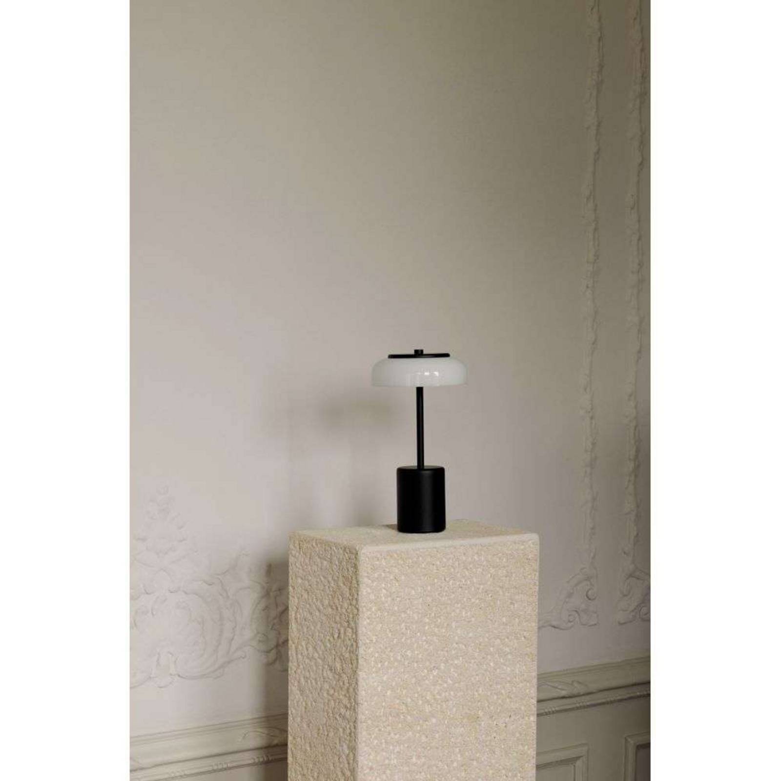 Nuura lampa stołowa LED z akumulatorem Blossi, wysokość 26 cm, czarna/opalowa