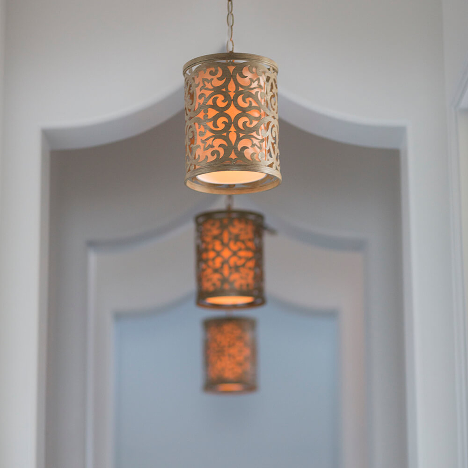 Carabel -hanging light with an antique look