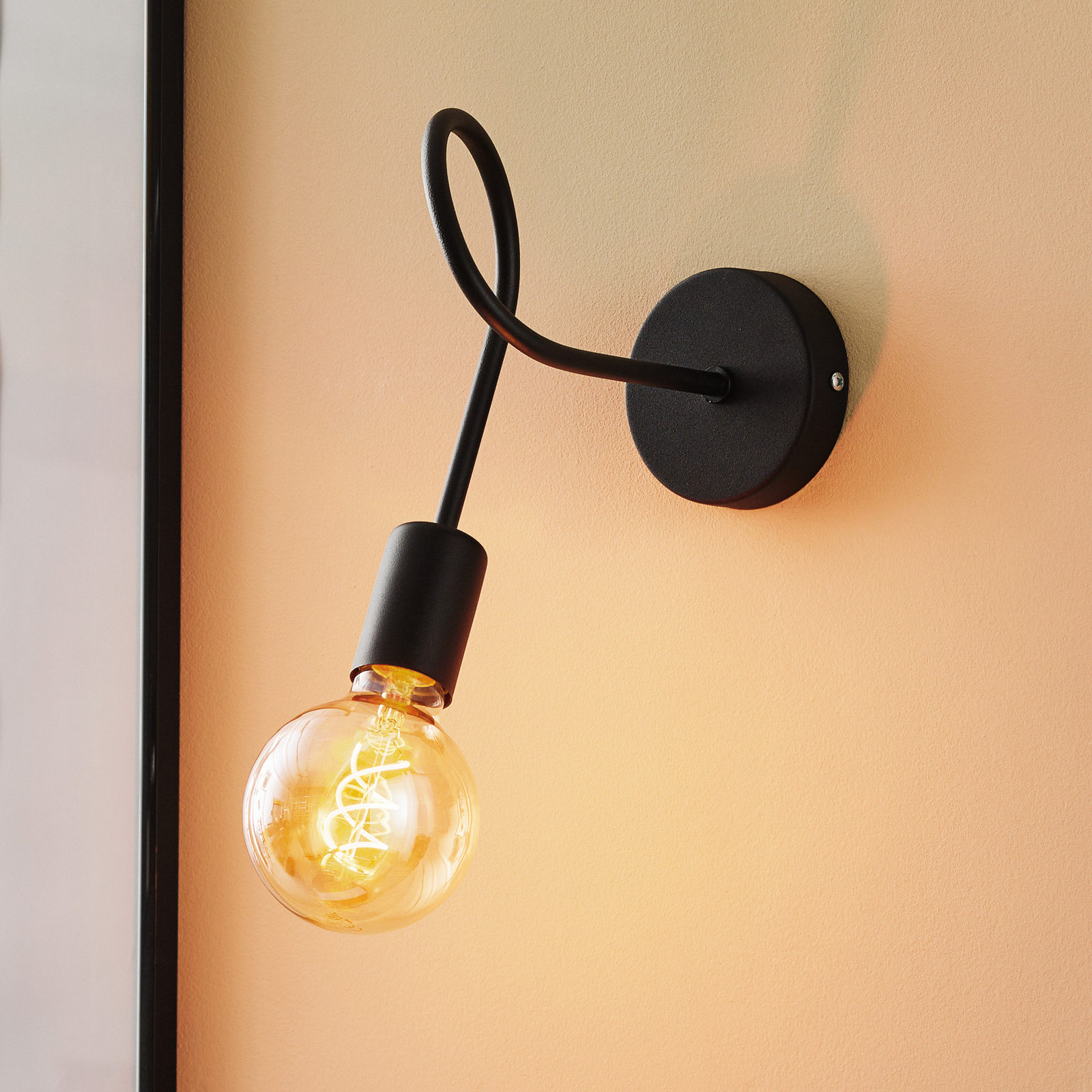 Oxford wall light made of metal in black