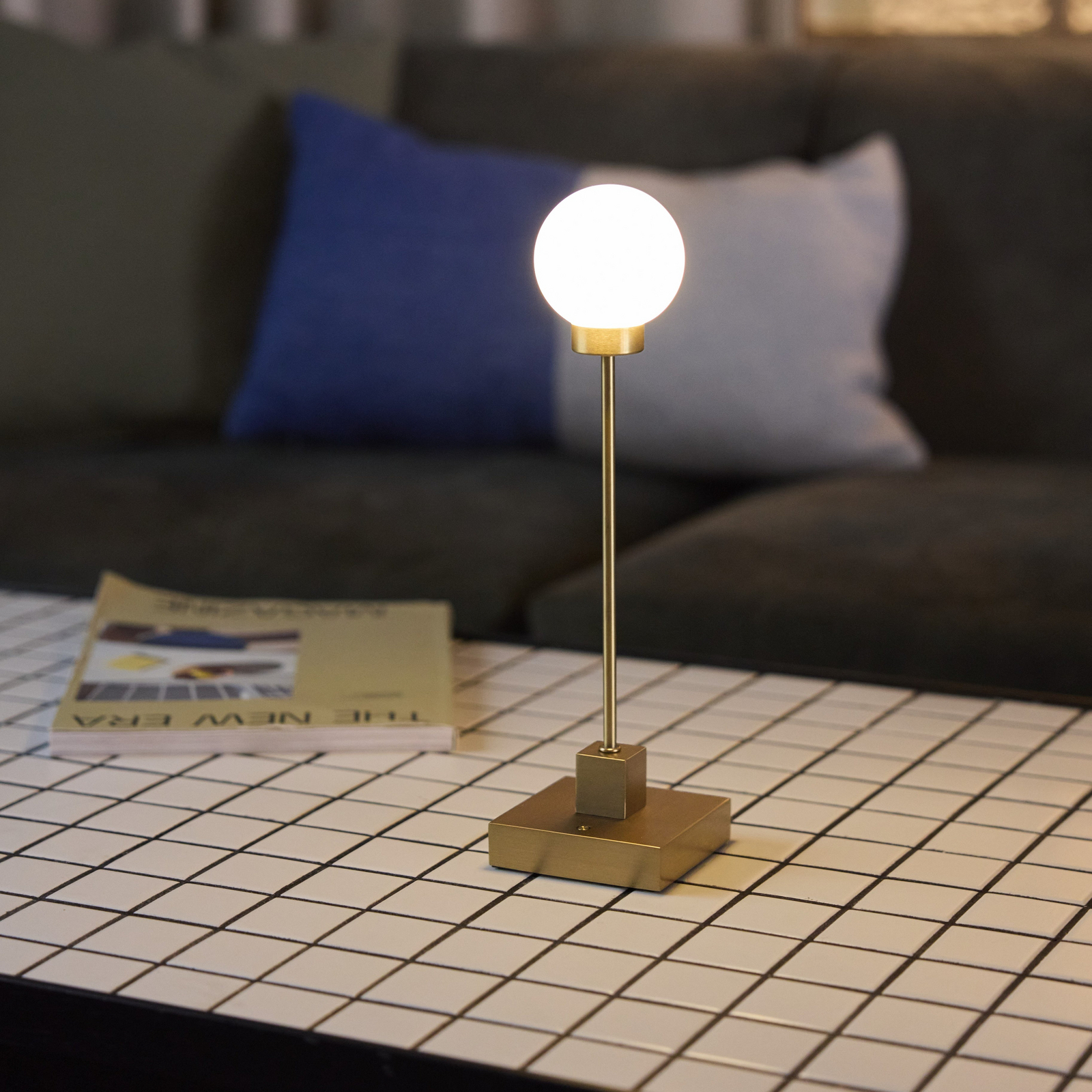 Northern Lámpara de mesa LED recargable Snowball color latón 2700 K