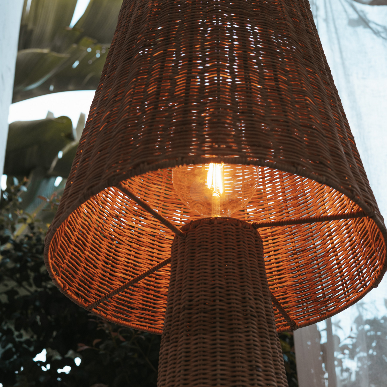 Newgarden Stehleuchte Lola, holzfarben, Rattan, IP54