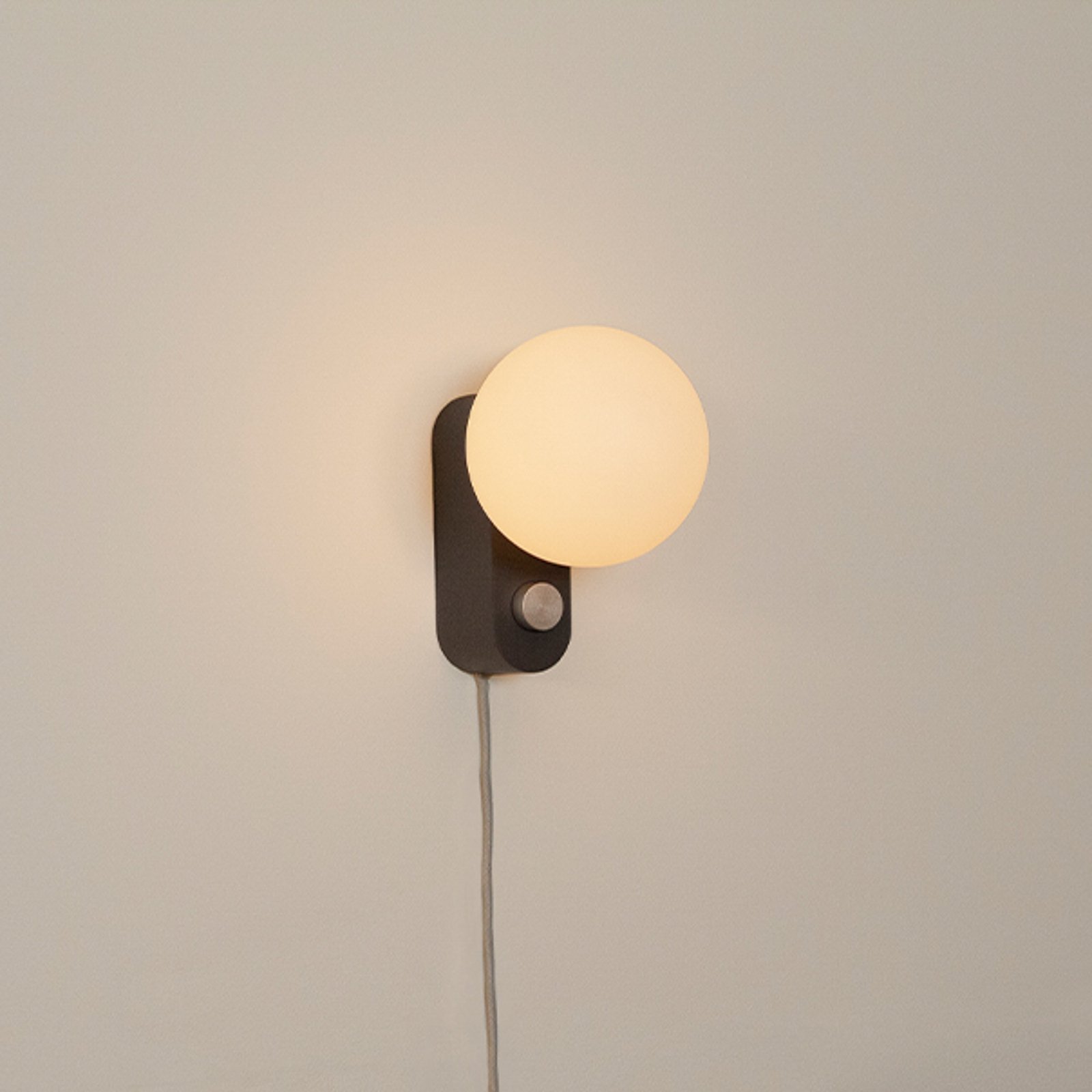 Stolní lampa Tala Alumina, globus, stmívatelná, antracitová