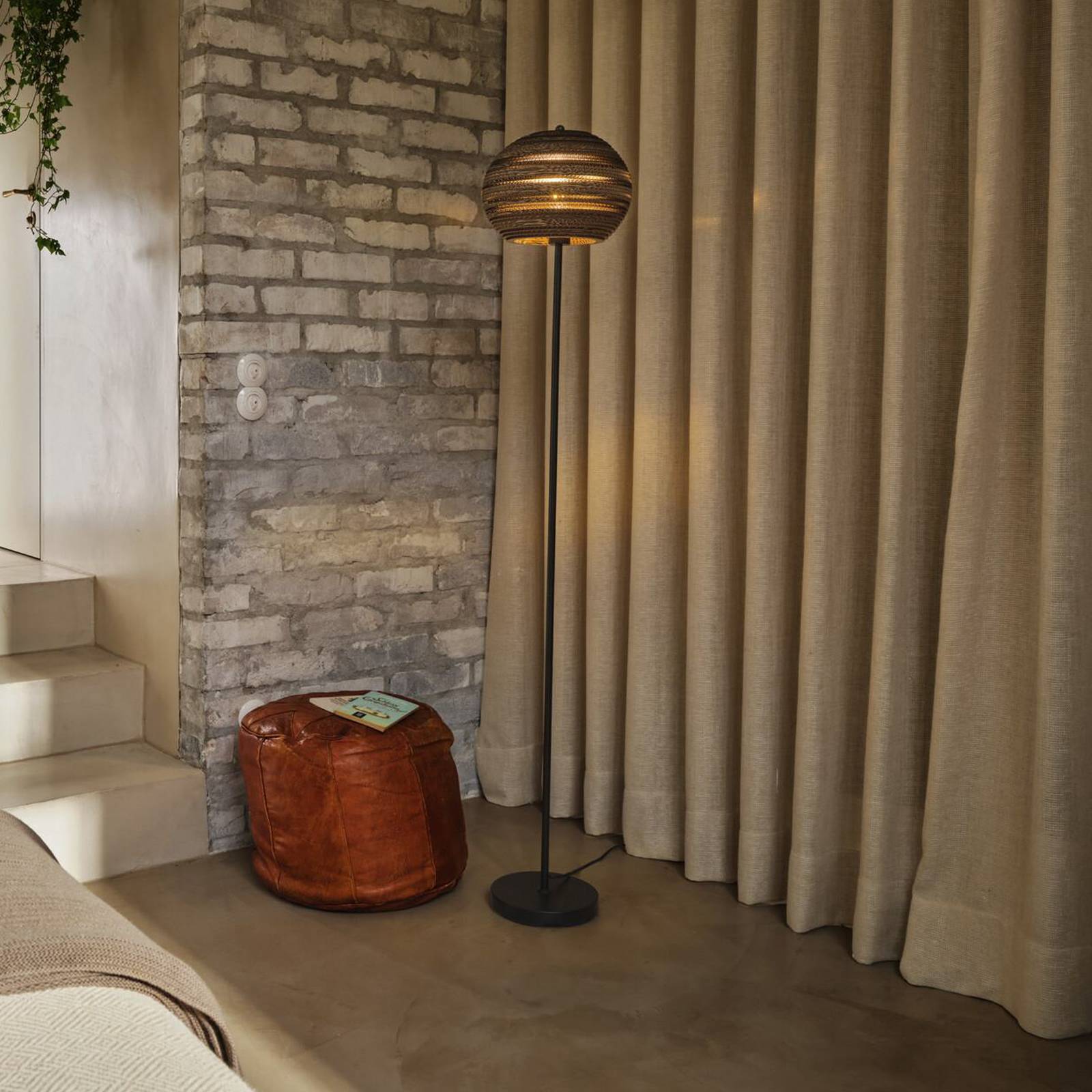 Lampa stojąca OSRAM BALL, brązowa, wysokość 160 cm, tektura falista, E27
