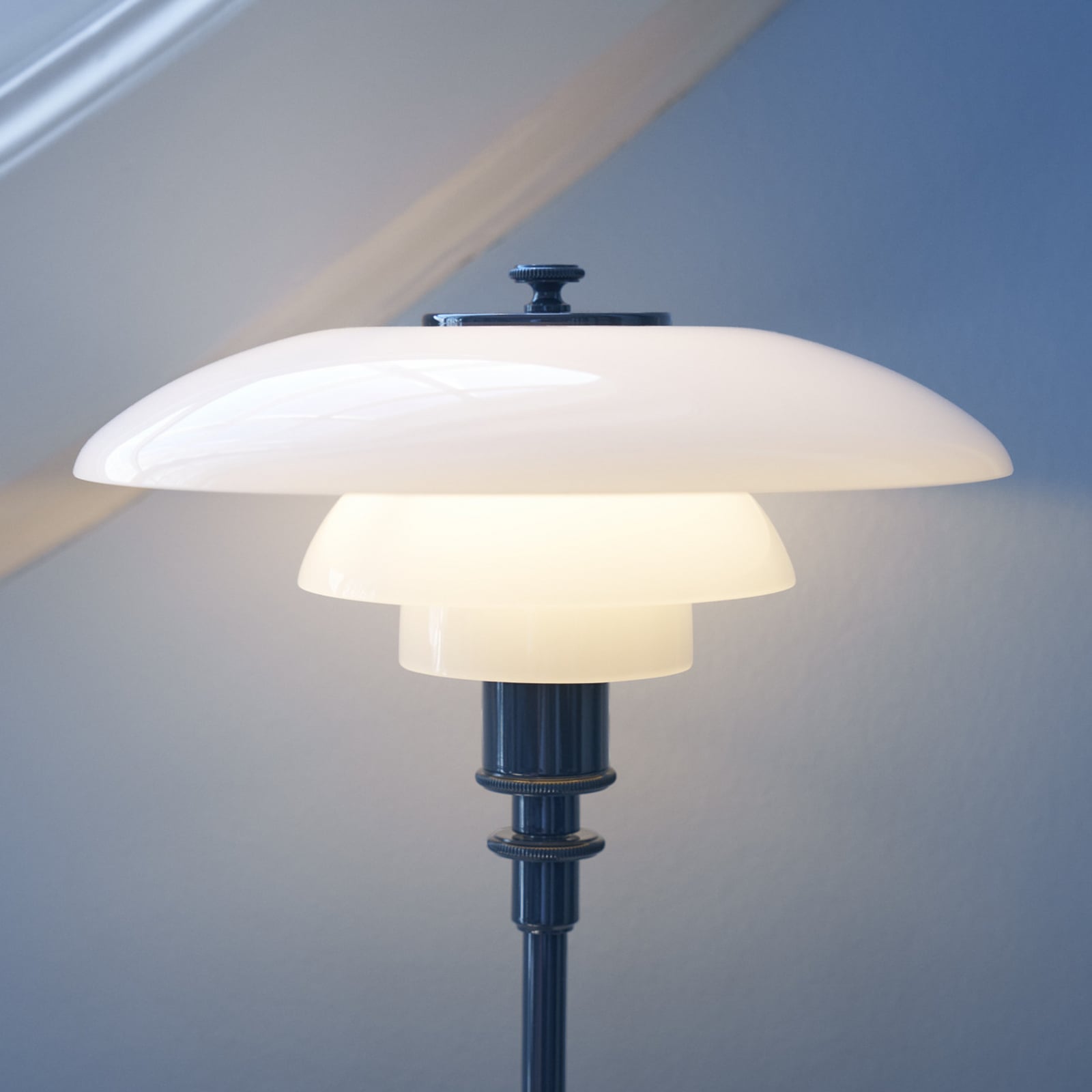 PH 2/1 pöytälamppu, halkaisija 20 cm, tummansininen – Louis Poulsen PH 2/1 pöytälamppu, halkaisija 20 cm, tummansininen – Louis Poulsen