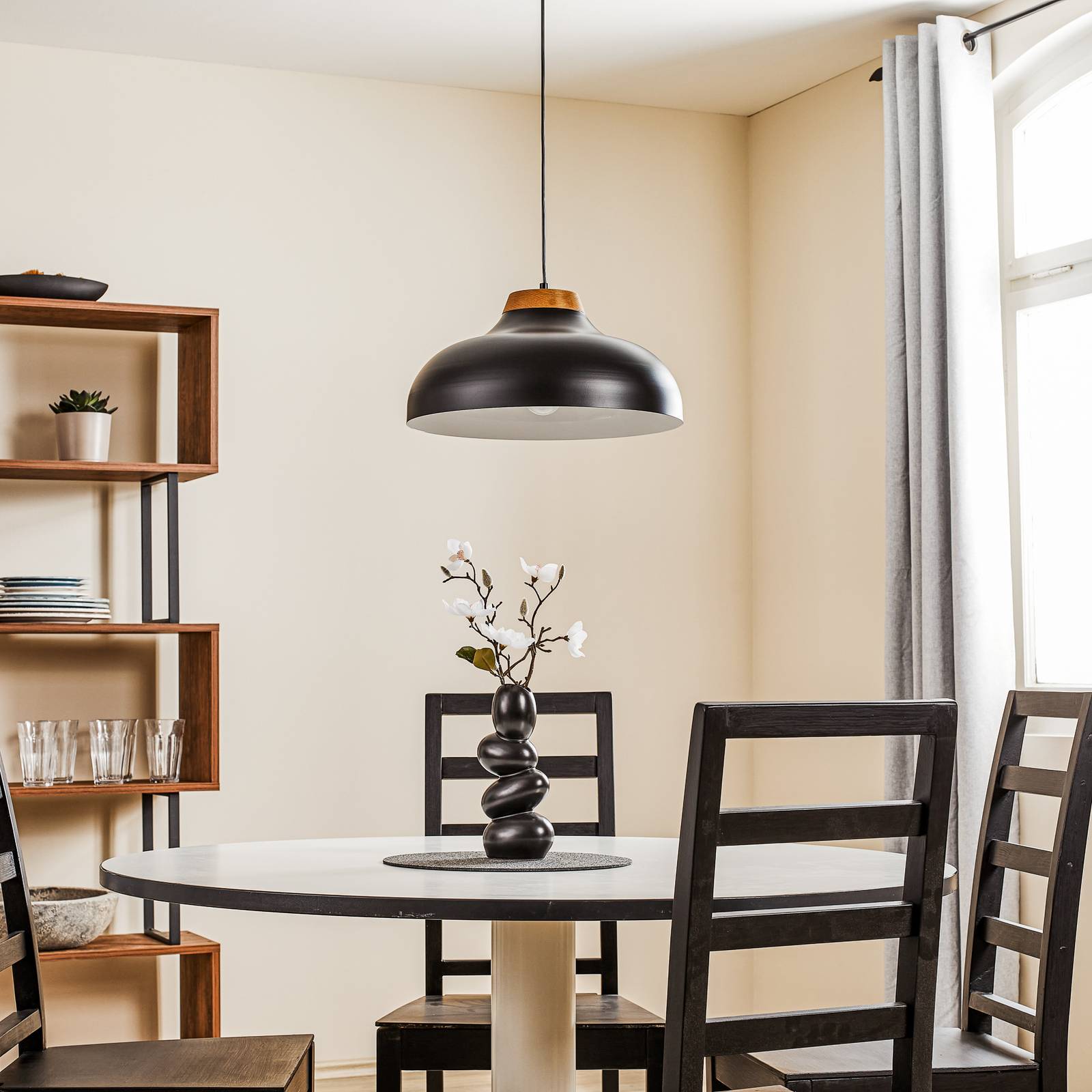 Lampa wisząca Gus z metalowym kloszem, czarna