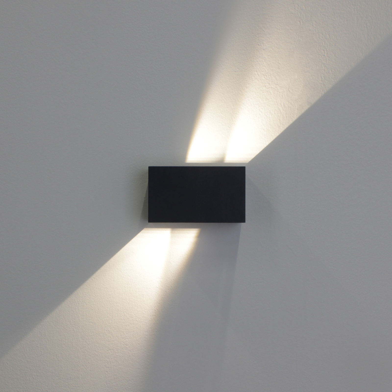 LED outdoor wall light Dakar, anthracite, width 17.3 cm, aluminium