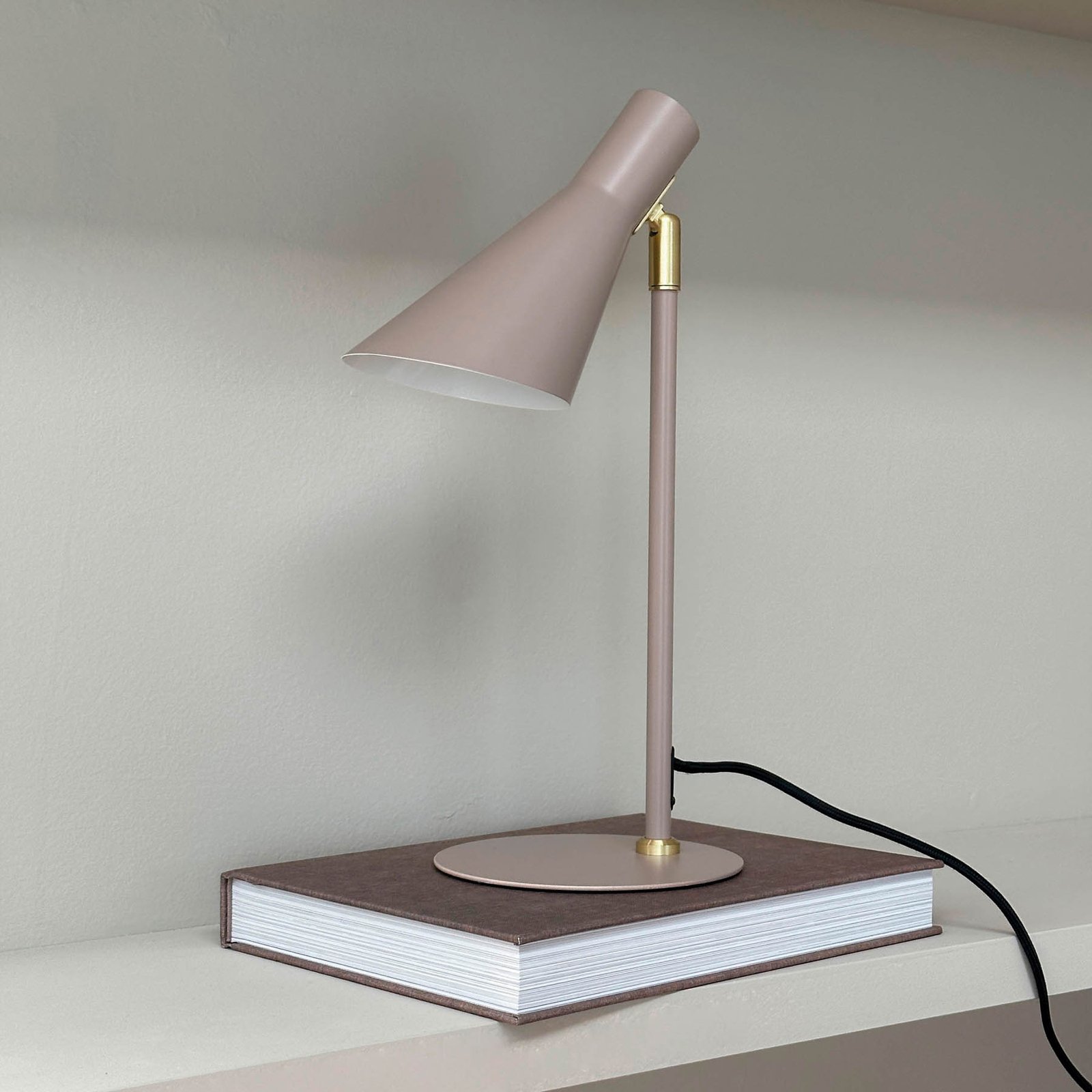 Dyberg Larsen bordlampe DL12, beige, høyde 39,5 cm, metall