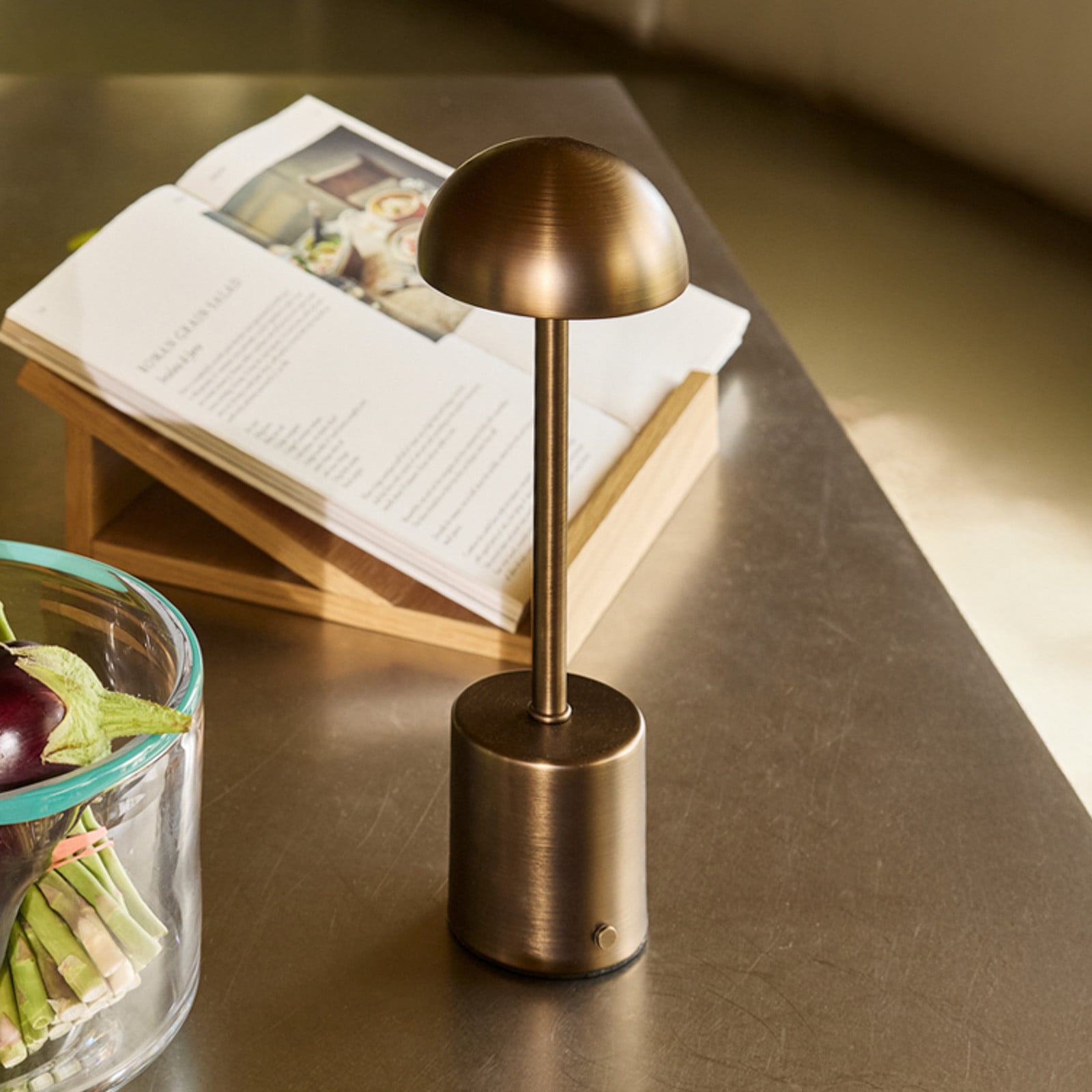 Taten LED-bordlampe i brunet messing, højde 30 cm – Hübsch - Terrasse - Moderne - Metal - Med skærm