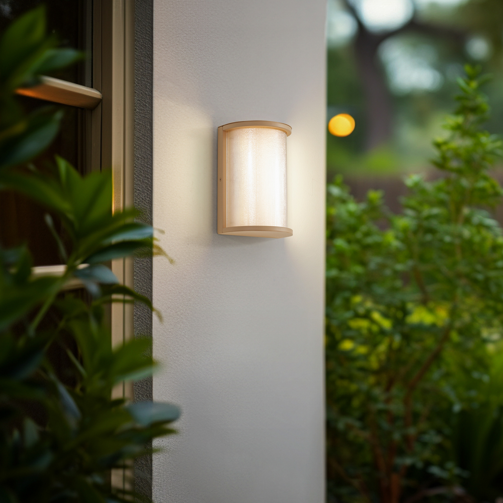 Calvik udendørs LED-væglampe, IP44, beige, 24 cm, riflet - Lindby