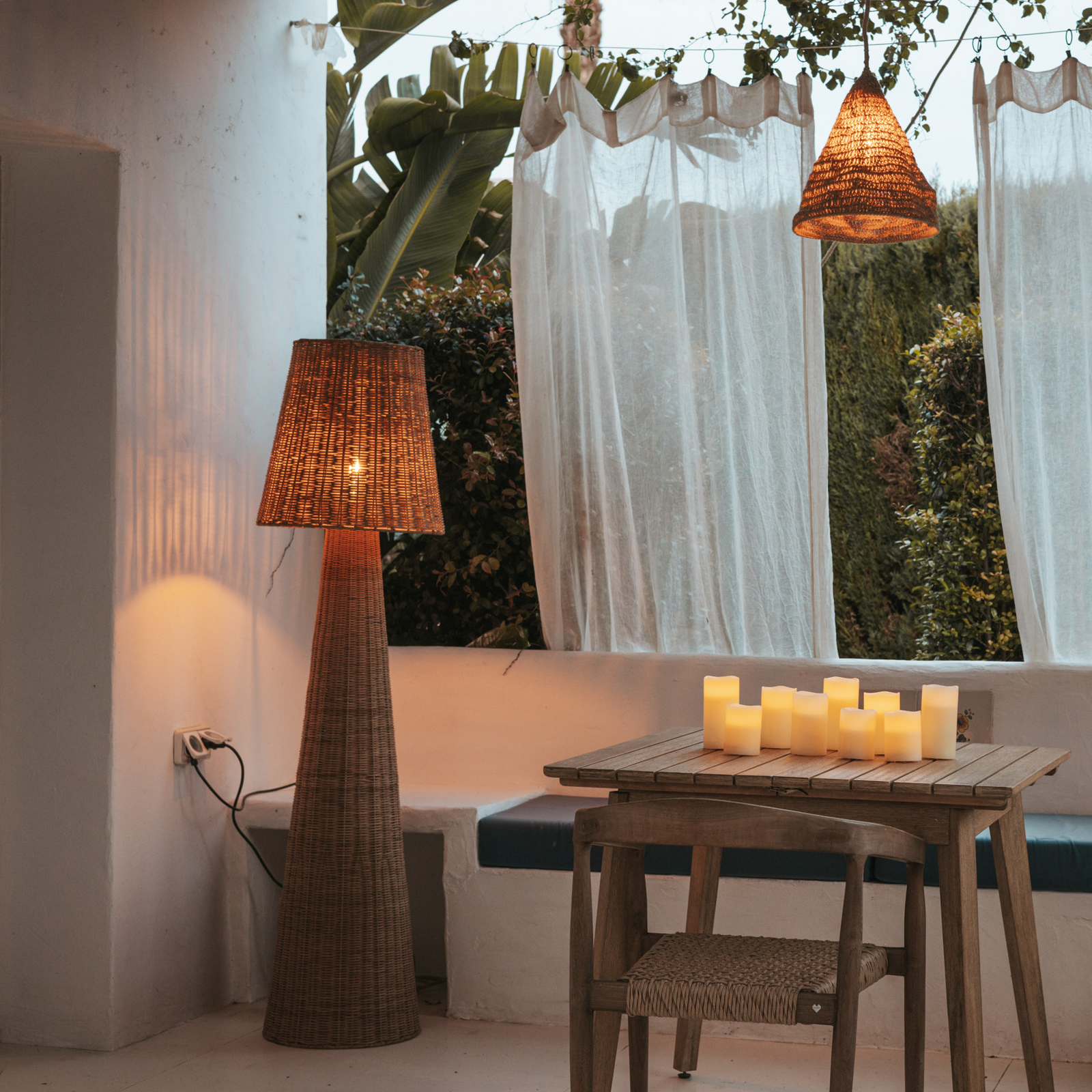 Newgarden Stehleuchte Lola, holzfarben, Rattan, IP54