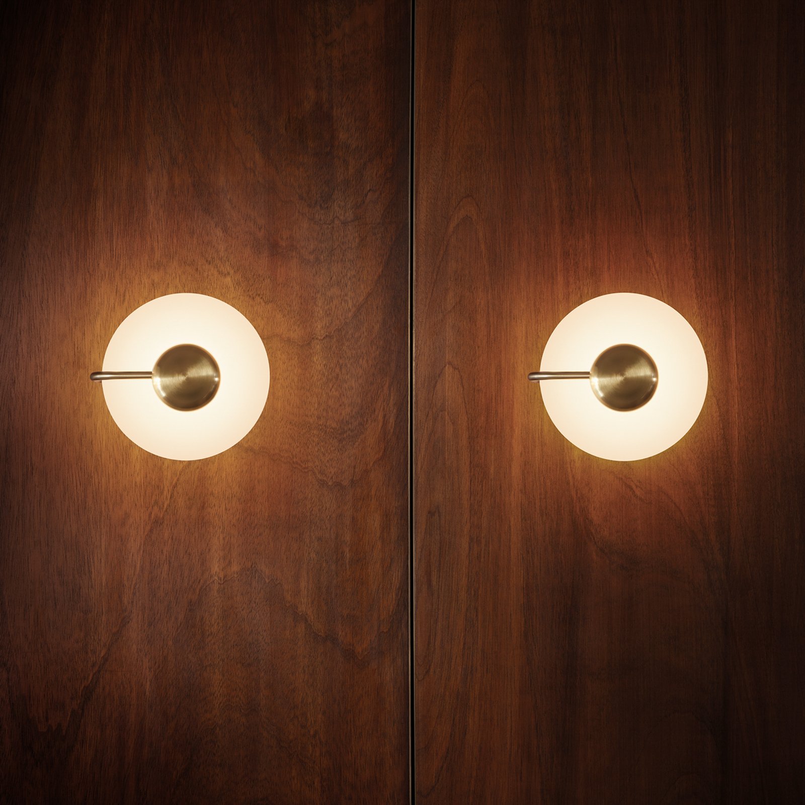 kdln LED-seinävalaisin TRATTO, messinki, Ø 27 cm, metalli/lasi