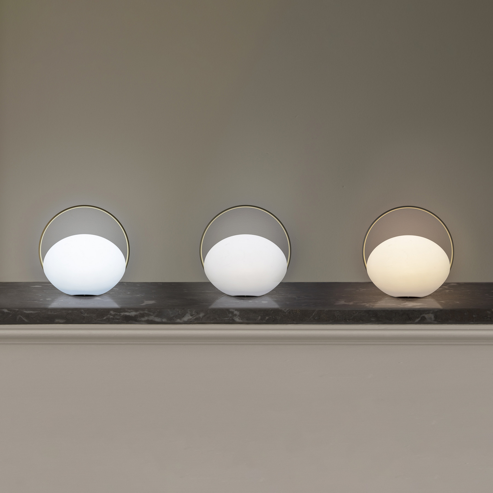 UMAGE LED akumuliatorinė stalo lempa „Orbit“, balta/vario spalvos, IP44, CCT